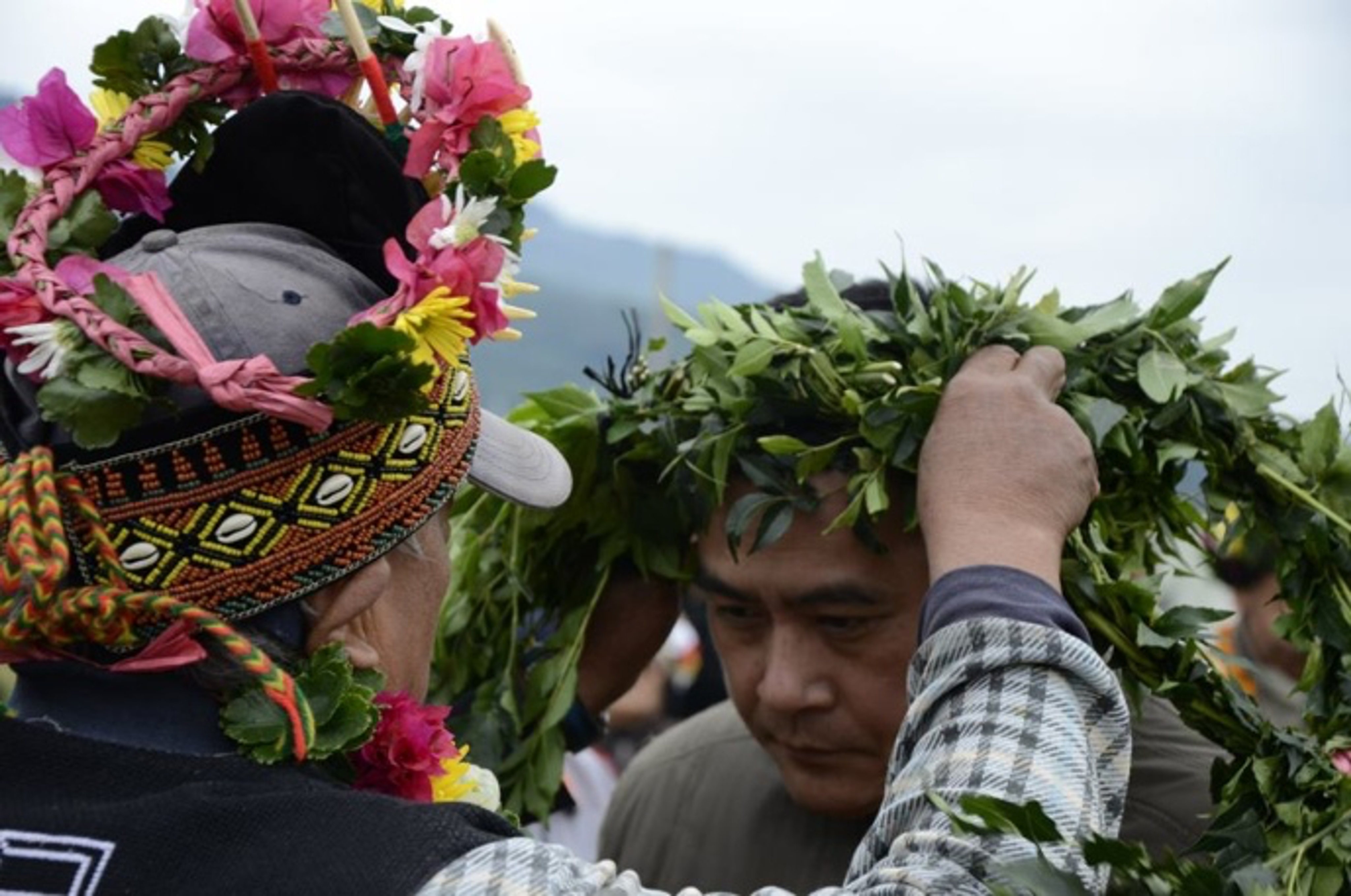 <p class="ql-align-center">長老替喪家除去草環換上花環,象徵結束哀悼期/陳逸軒拍攝</p>