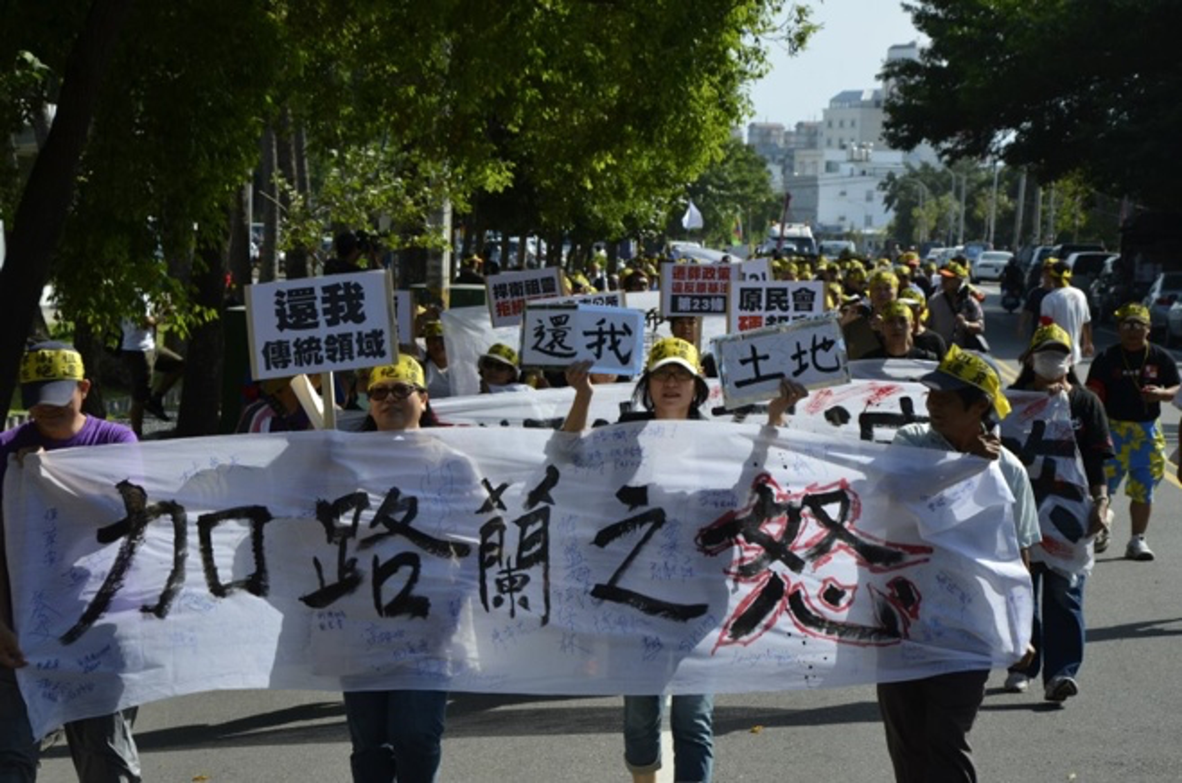 <p class="ql-align-center">拒絕遷葬遊行中,加路蘭部落的聲音/陳逸軒拍攝</p>