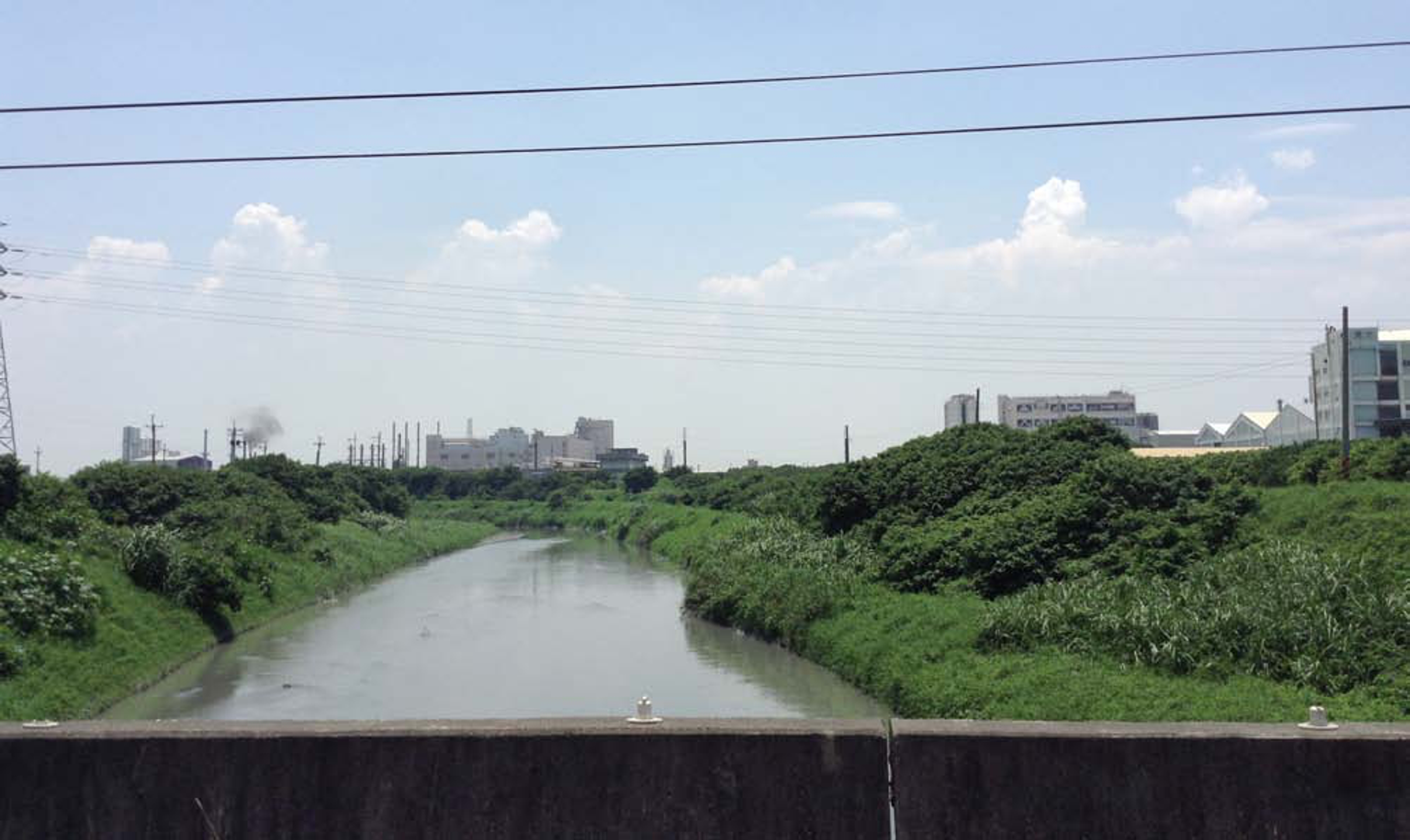<p class="ql-align-center">工業區與農田灌溉水道/李威宜攝</p>