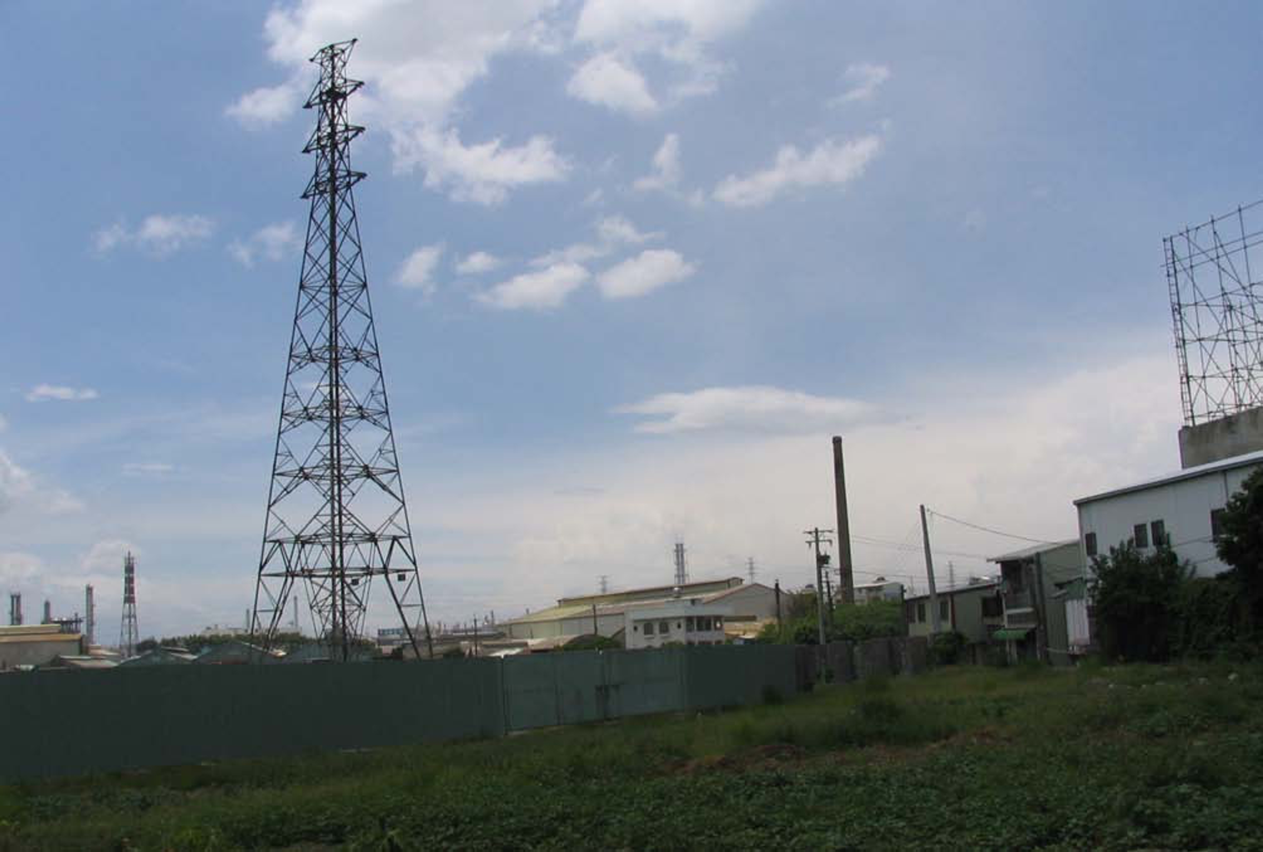 <p class="ql-align-center">我家門前有燃燒塔／呂欣怡 攝</p>