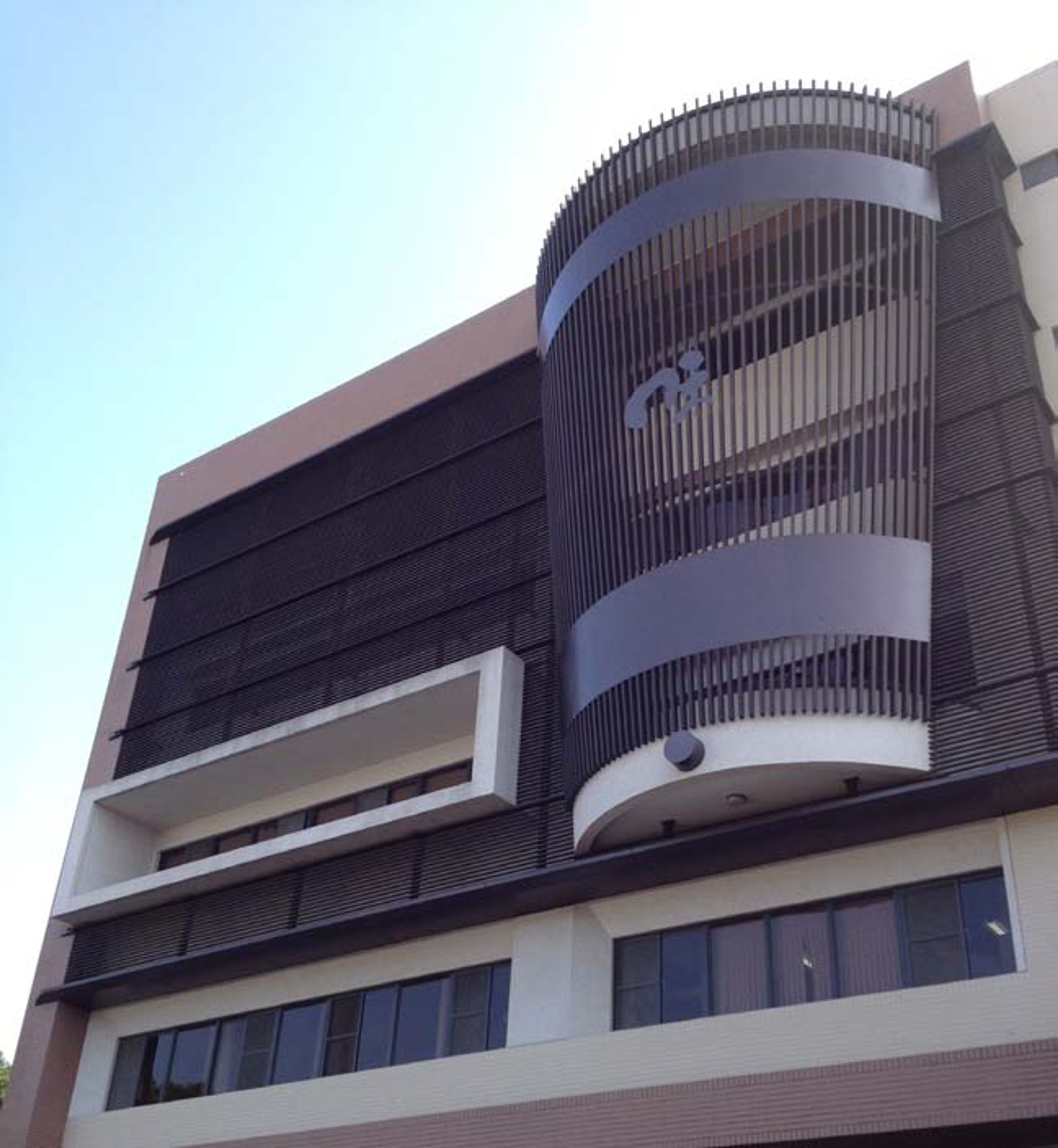 <p class="ql-align-center">以傳統倉儲改建的味噌觀光工廠大樓/李宜澤 攝</p>