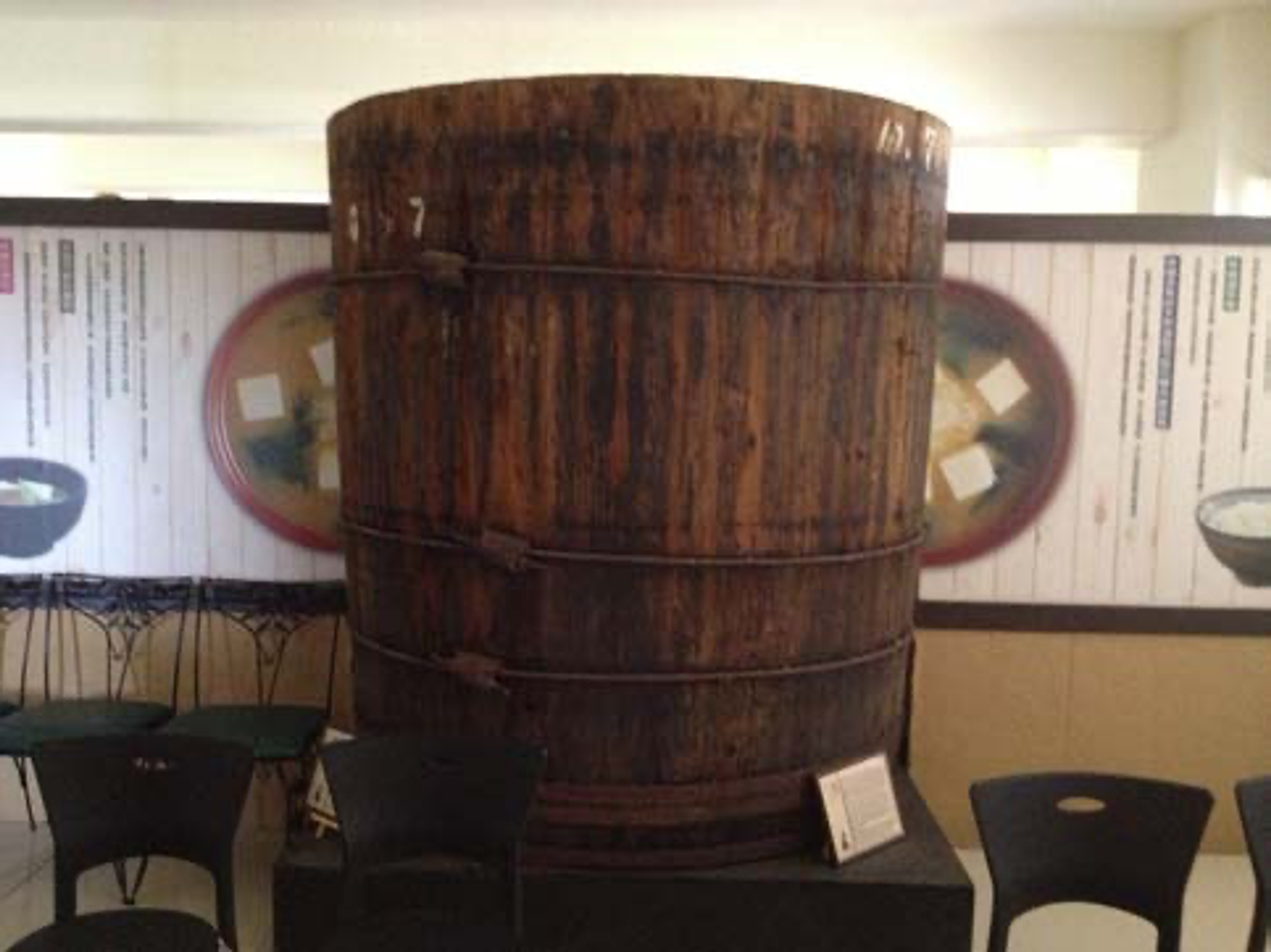 <p class="ql-align-center">舊式的味噌發酵桶,工廠中的原物已經發霉丟棄,在觀光工廠中展示的為日本購回大小相同者/李宜澤 攝</p>