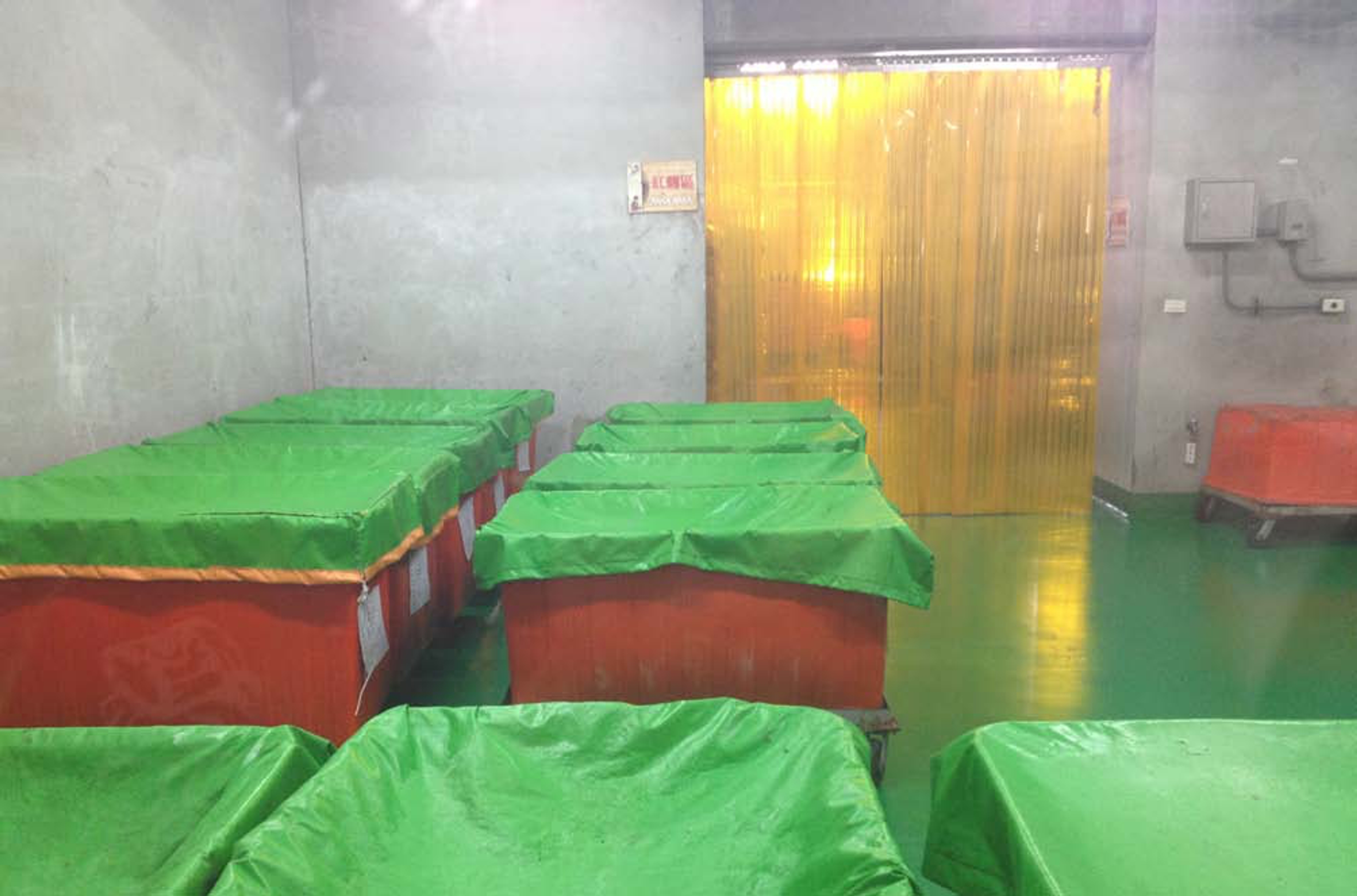 <p class="ql-align-center">新式的味噌發酵槽,改為塑膠容器填裝減少發霉機會,卻容易誤判所需溫度/李宜澤 攝</p>