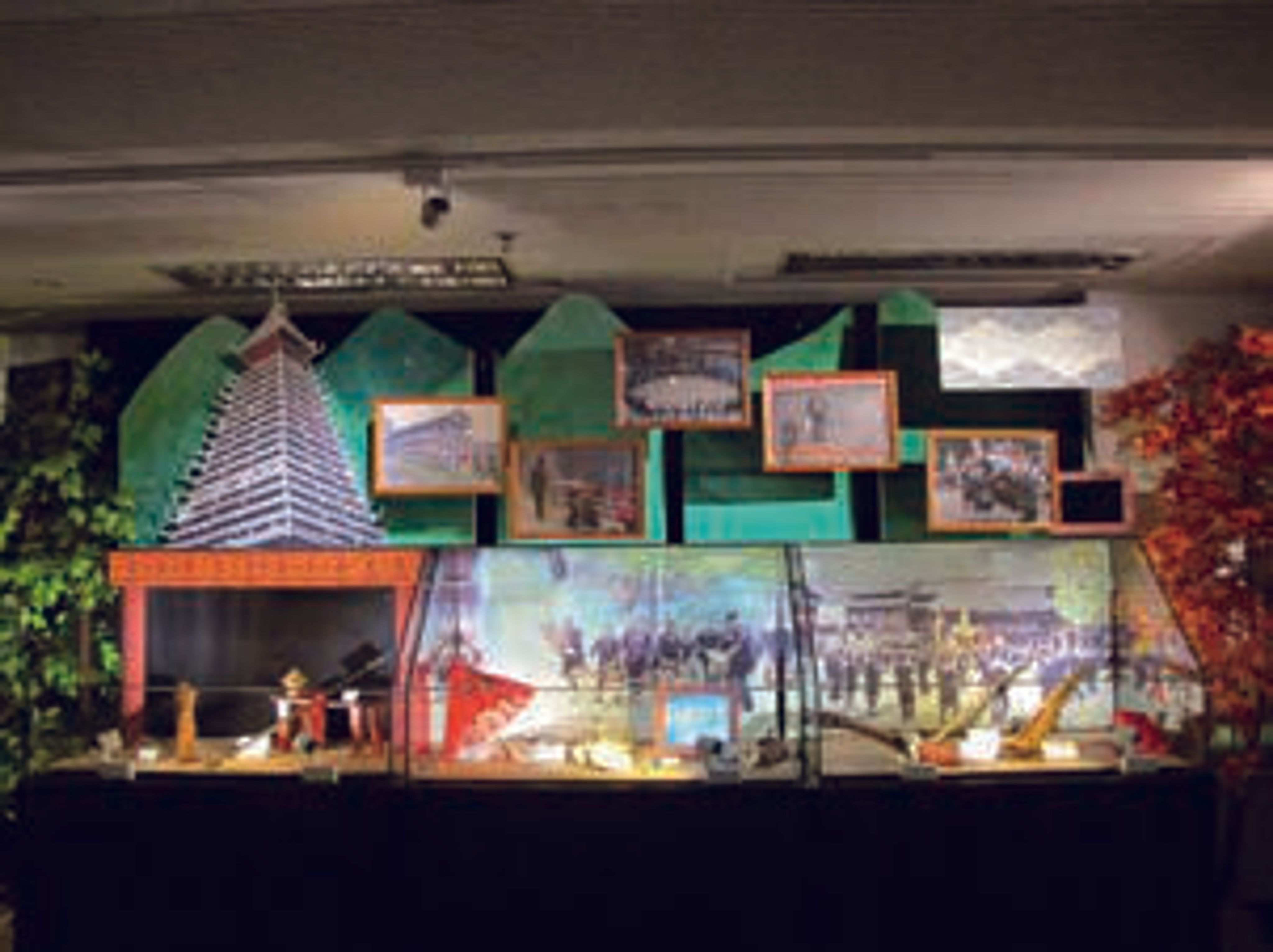 <p><span style="background-color: transparent;">圖五:由小展櫃看侗族大世界</span></p>