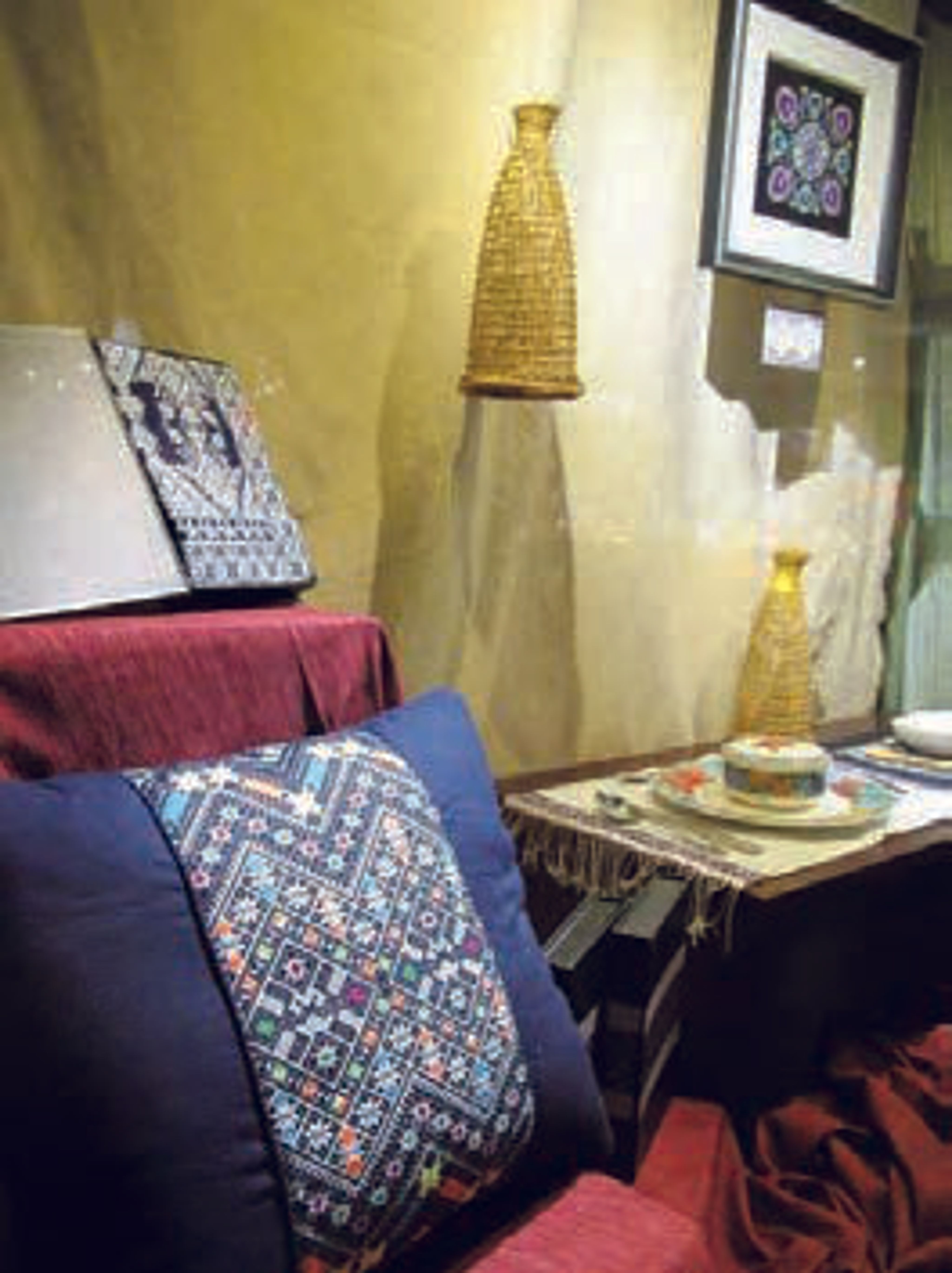 <p><span style="background-color: transparent;">圖九:通道呀囉耶侗錦織藝發展公司的文創產品</span></p>