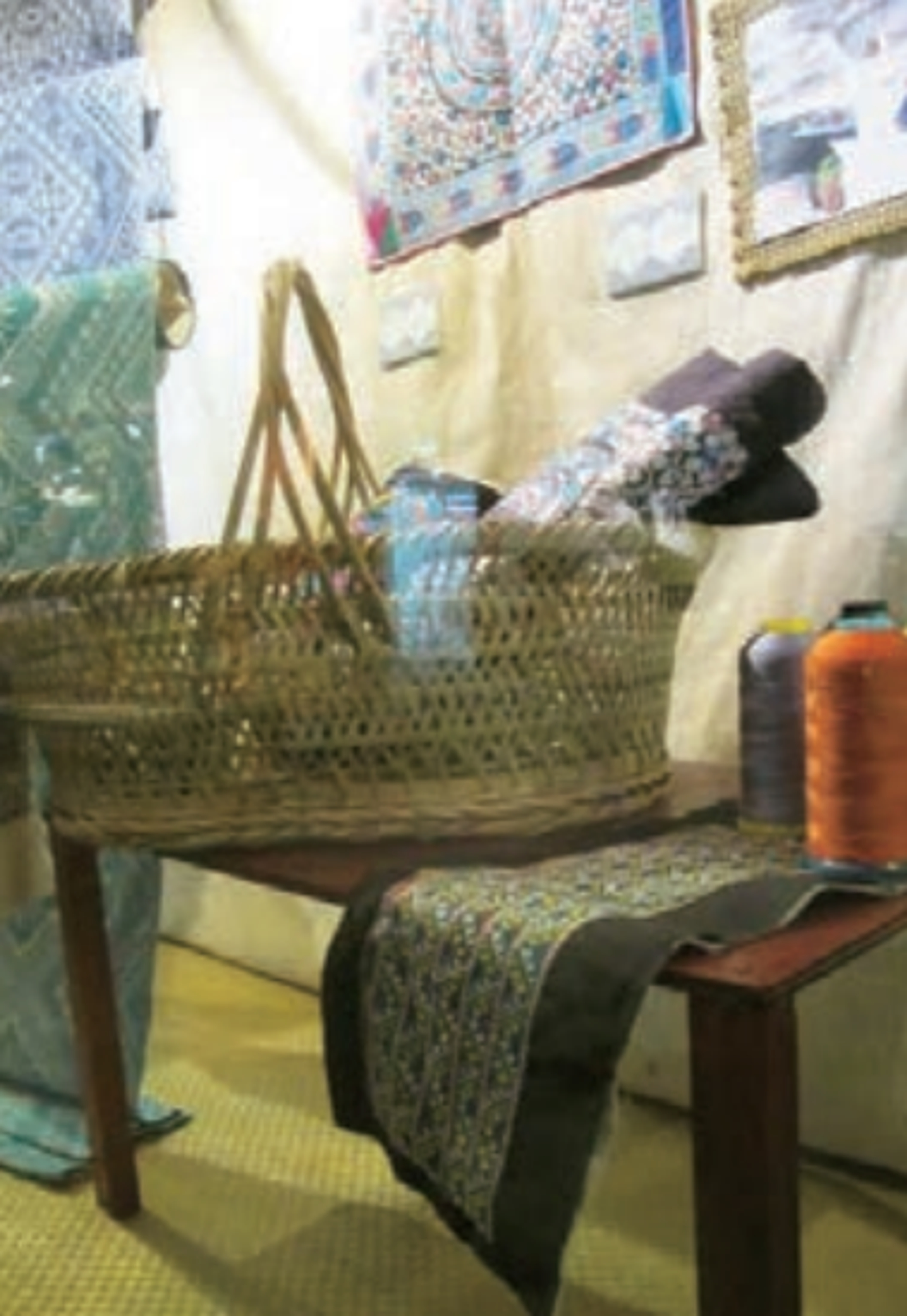 <p><span style="background-color: transparent;">圖八:純手工織錦(左)VS電腦織錦(右)</span></p>