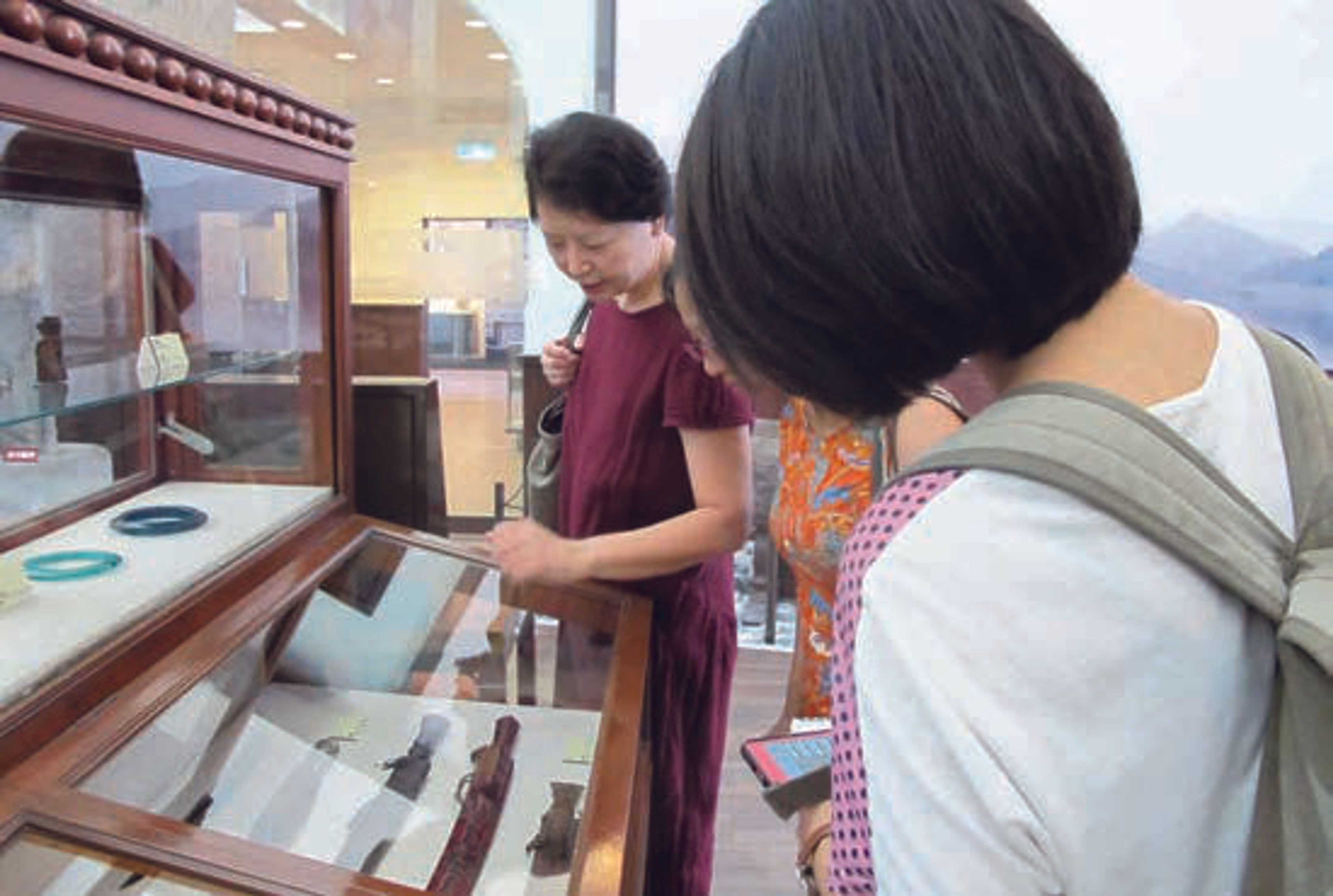 <p><span style="background-color: transparent;">胡家瑜老師帶領我們參觀臺大的人類學博物館</span></p>