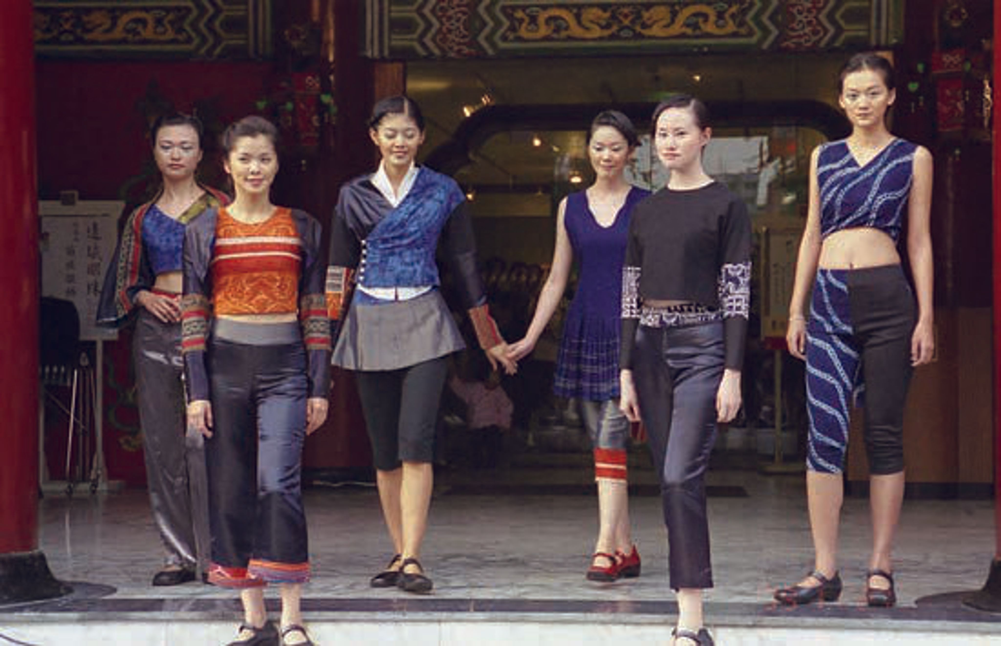 <p><span style="background-color: transparent;">吳政吉設計師所做的苗族服飾創新設計,「邊域明珠-黔東南苗族服飾特展」</span></p>