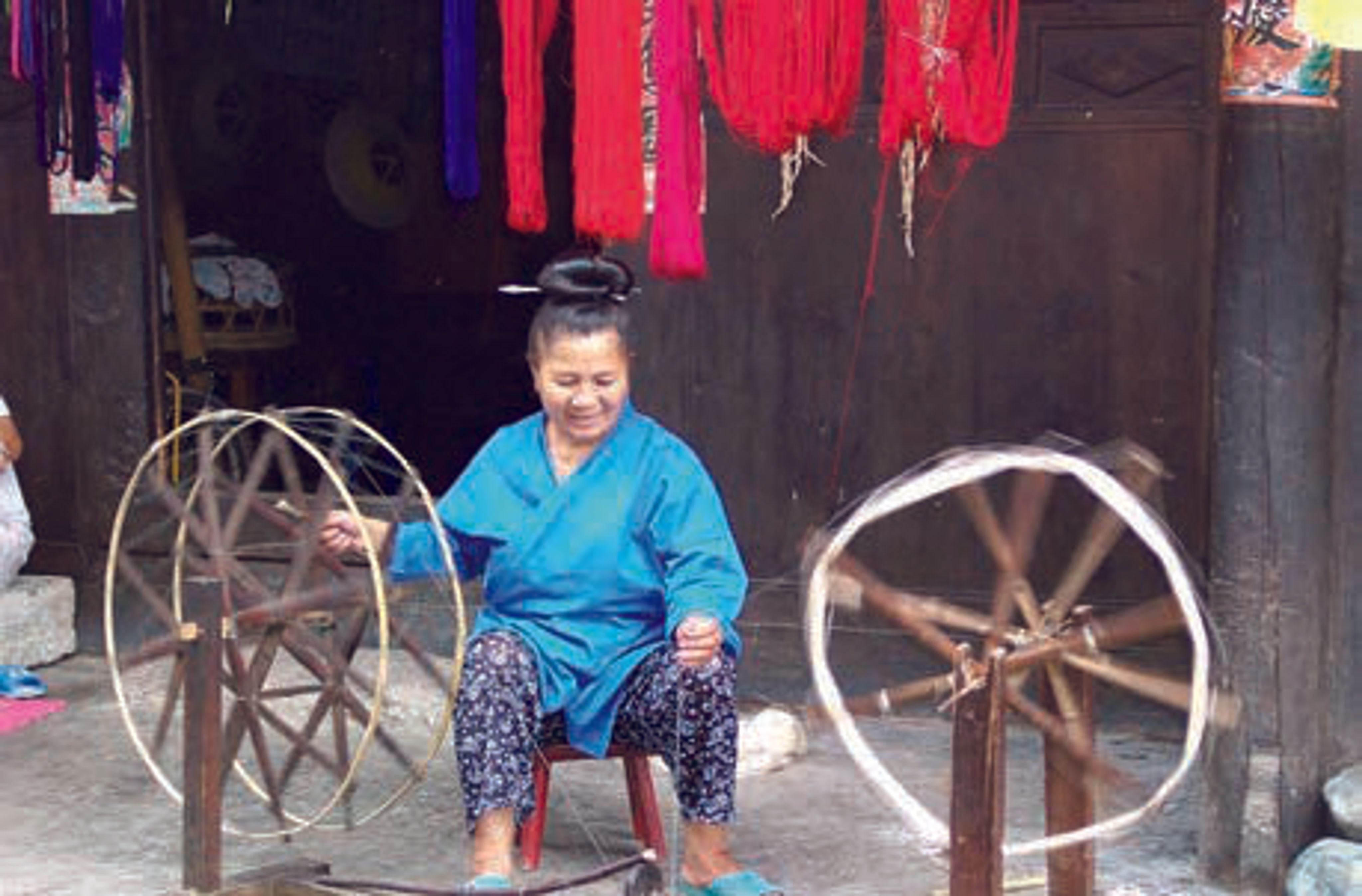 <p><span style="background-color: transparent;">施洞苗族仍用傳統方式紡紗並織造布料。</span></p>