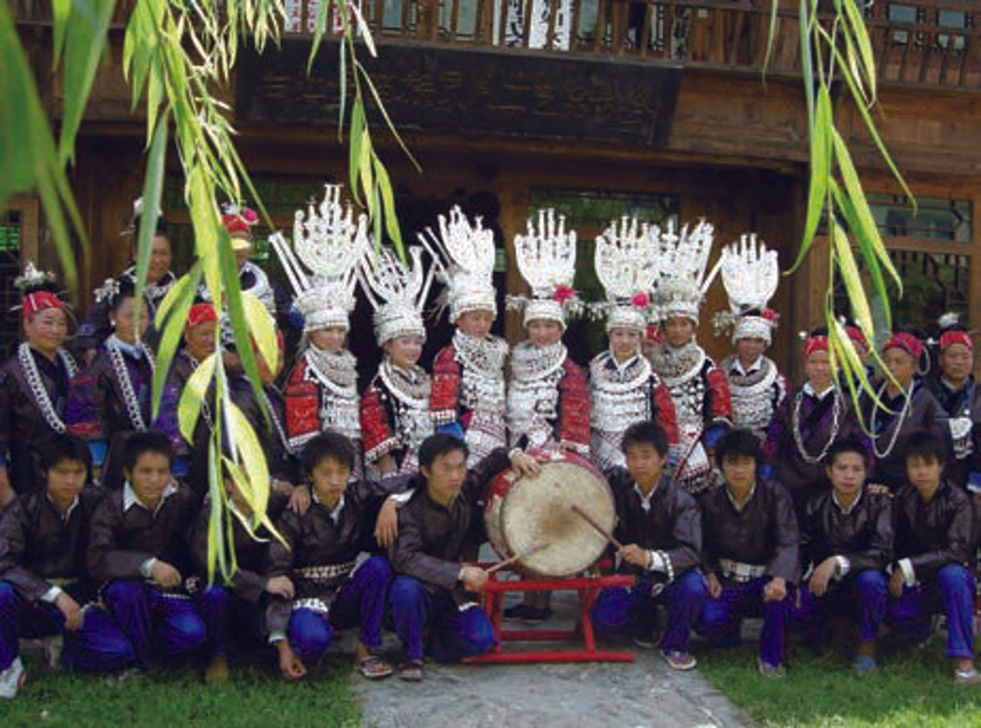 <p><span style="background-color: transparent;">施洞塘龍村苗人盛裝打扮</span></p>