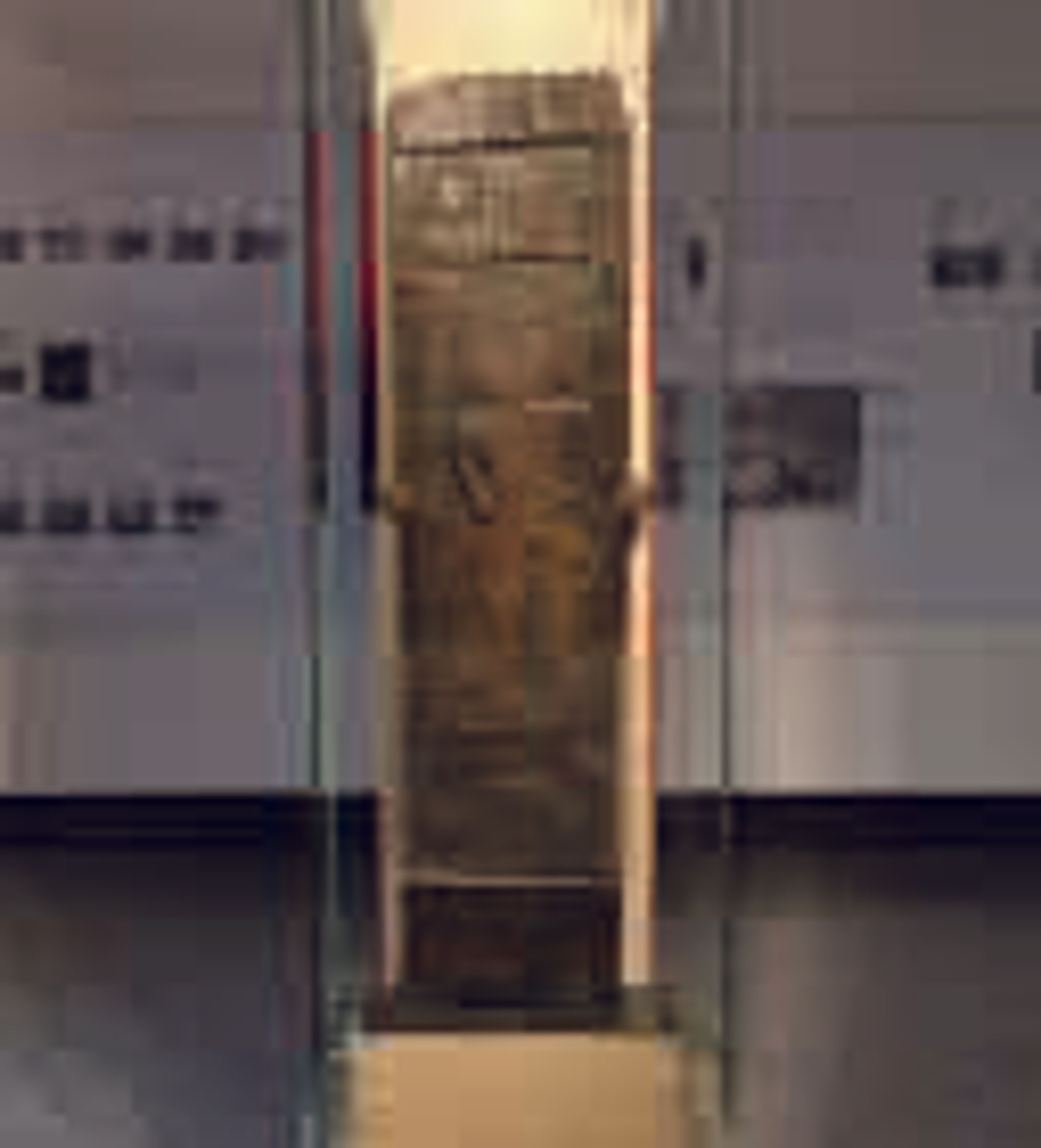 <p><span style="background-color: transparent;">圖右:刻有國民黨黨徽的排灣族木雕</span></p>