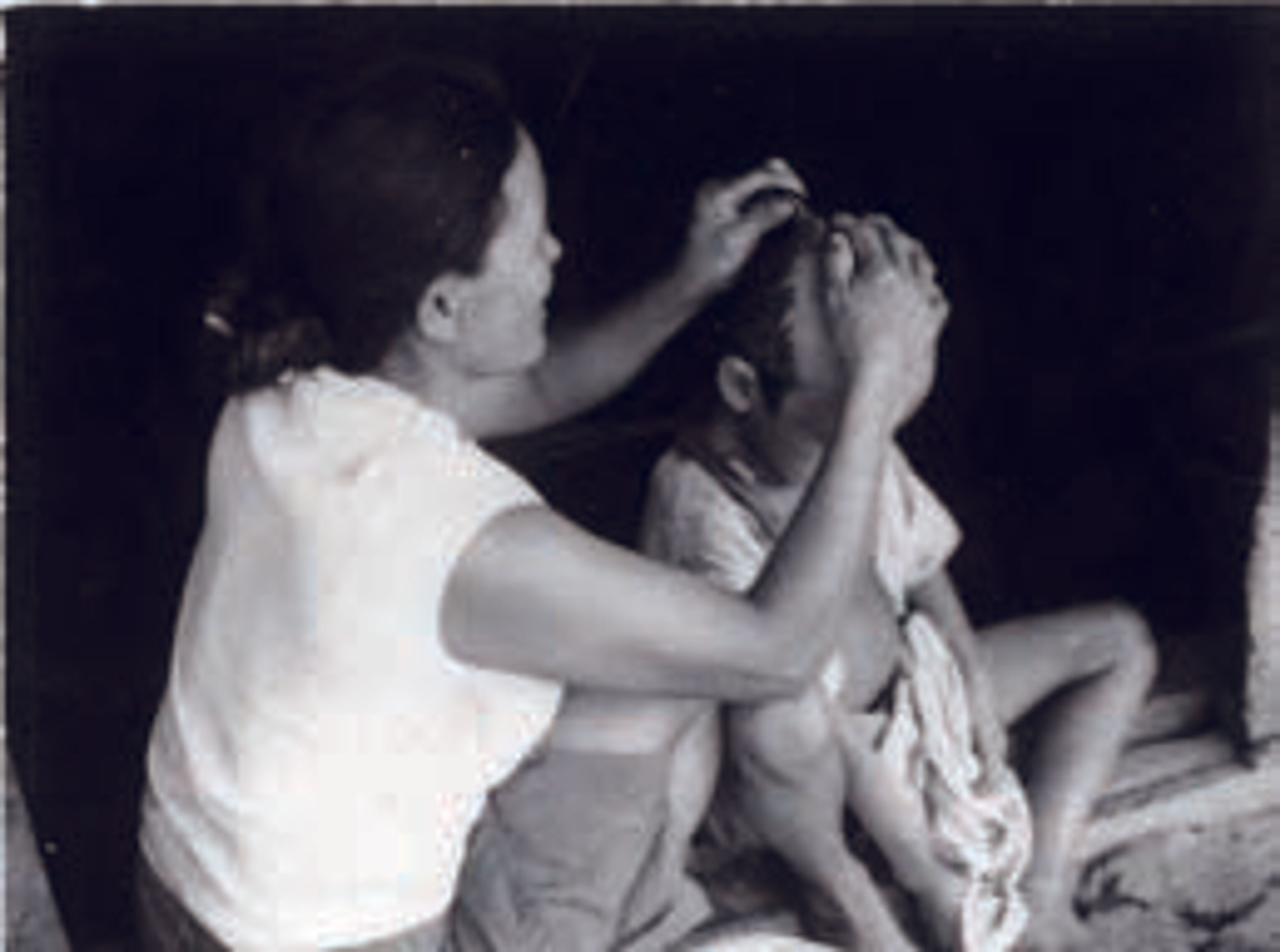 <p><span style="background-color: transparent;">用碎玻璃剃頭。攝於宜蘭縣南澳鄉,1960年9月。</span></p>