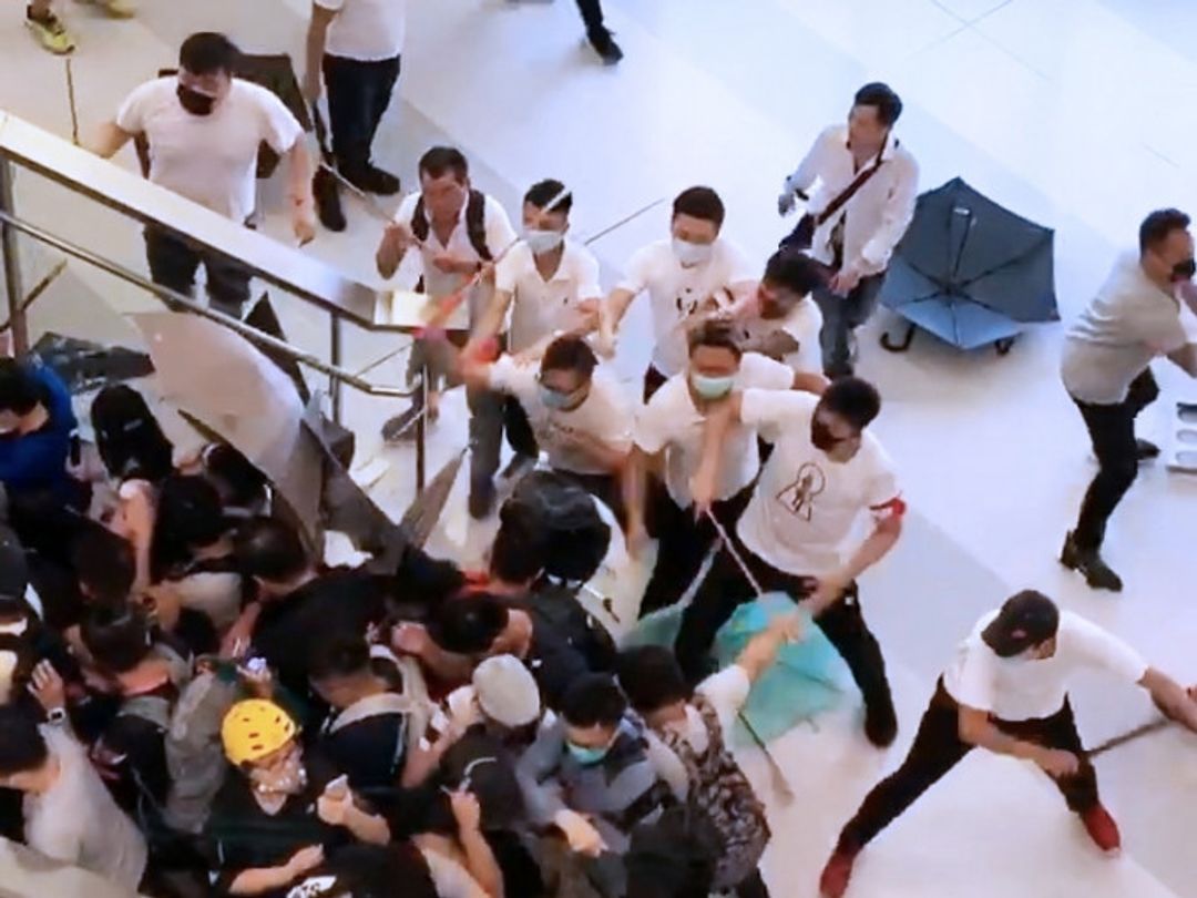 <p>台灣的治安在全世界來說是名列前茅的優良。但在承平時期仍有機會發生在公共場所如捷運、台鐵車廂的砍殺事件。情侶感情糾紛的暴力事件。面對政治議題時更是常見，如統促黨闖入台大使用甩棍攻擊學生事件，甚至在公民街頭倡議、選舉罷免等合法運動，也常見惡意的肢體衝突甚至黑道暴力威嚇攻擊，是日益頻繁。近來更看到有偏激政黨支持者，在網路號召要組織武裝團體，對抗政治立場相異者。</p><p><br></p><p>台灣面對戰爭威脅，敵人在內部滲透破壞的騷擾只會越來越頻繁。我們必須學習保護自己的技能。當惡徒使用暴力攻擊，甚至手持利刃威脅時，如果事態緊急，來不及報警，或等不到執法單位到場維持治安，人民還是必須正當防衛，或遵循緊急避難原則自保。如果我們能善用日常用品如雨傘、拐杖、登山杖、掃把柄等物件，即使它們不是正規的防身工具，都還是好過徒手面對惡徒攻擊。</p><p><br></p><p>早在2019年香港反送中時期，7月份發生震驚世界的元朗暴力事件，有中國黑警和黑道組成的白衣人暴力集團，手持棍棒，在元朗車站對民眾無差別暴力攻擊。我們更堅信推廣防衛能力之重要。敵國發動侵略戰爭之前，在台灣的內應分子很有可能會開始到處製造治安動亂，當戰亂來臨，維護公權力的治安量能無法照顧到社會上每個角落時，自私而反人類文明的惡行只會更頻繁。若身處在局勢混亂時的環境，自我保護的技術是不可或缺的。</p><p><br></p><p>我們學習防身技術，絕不是為了主動攻擊他人，但面對惡意的侵犯時，如果無處可逃時，除了蜷縮在角落求饒之外，自我保護的能力永遠不嫌多，學習菲律賓魔杖系統的短棍防身術，讓我們面對突發危急時，有更多自保和保護親有的選擇。</p><p><br></p><p><br></p><p>今年開設課程以來，學員反饋都很不錯，特別是已經有民防訓練基礎和學過其他武術的學員。真心推薦給大家！</p>