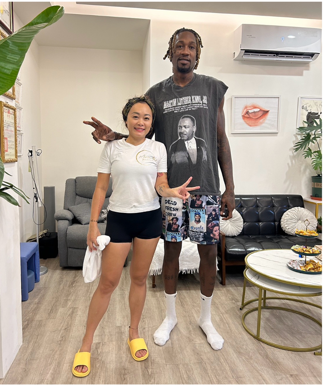 <p>Miranda provided muscle relaxation and post-treatment recovery for former NBA player Larry Sanders, helping him maintain peak condition during intensive training and performance. This collaboration highlights her internationally recognized expertise and credibility in the field of sports massage.</p><p><br></p><p>Miranda 曾為前 NBA 球星 Larry Sanders 提供肌肉放鬆與術後修復服務,協助他在高強度訓練與表演中維持良好狀態。這段專業合作經歷,展現了她在運動按摩領域的國際實力與信任度。</p>