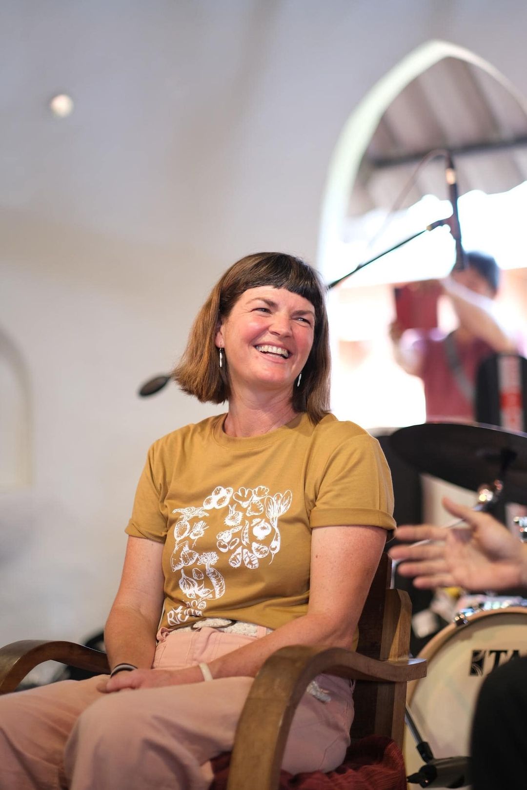 <p><span style="color: rgb(67, 67, 67);">Peggy 來自美國科羅拉多州。</span></p><p><br></p><p><span style="color: rgb(67, 67, 67);">二十出頭的時候，</span></p><p><span style="color: rgb(67, 67, 67);">她來到泰國清邁學習土製建築和永續生活，</span></p><p><span style="color: rgb(67, 67, 67);">在那裡她遇到了Jon Jandai。</span></p><p><br></p><p><span style="color: rgb(67, 67, 67);">兩人相識後，</span></p><p><span style="color: rgb(67, 67, 67);">約定一起在山上蓋房子，開始簡單的生活。</span></p><p><br></p><p><span style="color: rgb(67, 67, 67);">他們在得知懷孕後，便定居在清邁。</span></p><p><br></p><p><span style="color: rgb(67, 67, 67);">Peggy 在 24 歲時生下了兒子坦恩 Tahn ，成為一名母親。</span></p><p><br></p><p><span style="color: rgb(67, 67, 67);">他們與 Pun Pun有機農場的社區一起生活，</span></p><p><span style="color: rgb(67, 67, 67);">把坦恩養育成了一個健康、快樂、友善的成人。</span></p><p><br></p><p><span style="color: rgb(67, 67, 67);">Peggy 現在專注於建造土屋。</span></p><p><br></p><p><span style="color: rgb(67, 67, 67);">在撫養坦恩的過程中，</span></p><p><span style="color: rgb(67, 67, 67);">她也接觸自我教育、在家教育和共同學習。</span></p><p><br></p><p><span style="color: rgb(67, 67, 67);">在她的一生中，</span></p><p><span style="color: rgb(67, 67, 67);">她透過連綿不斷的土屋傳達</span><strong style="color: rgb(67, 67, 67);">生命的自由</strong><span style="color: rgb(67, 67, 67);">、</span><strong style="color: rgb(67, 67, 67);">女權運動</strong><span style="color: rgb(67, 67, 67);">，以及</span><strong style="color: rgb(67, 67, 67);">美麗和力量</strong><span style="color: rgb(67, 67, 67);">。</span></p><p><br></p><p><span style="color: rgb(67, 67, 67);">她是一位專業的土屋建造者、藝術家、</span></p><p><span style="color: rgb(67, 67, 67);">一位充滿關懷和觀察力的母親和朋友。 </span></p><p><br></p><h6><strong style="background-color: transparent; color: rgb(0, 55, 0);">⨫∸∸∹∹∹∺∹∹∹∸∸⨬</strong></h6><h6><br></h6><h6><strong style="color: rgb(0, 55, 0);">⇣⇣⇣⇣⇣</strong></h6>