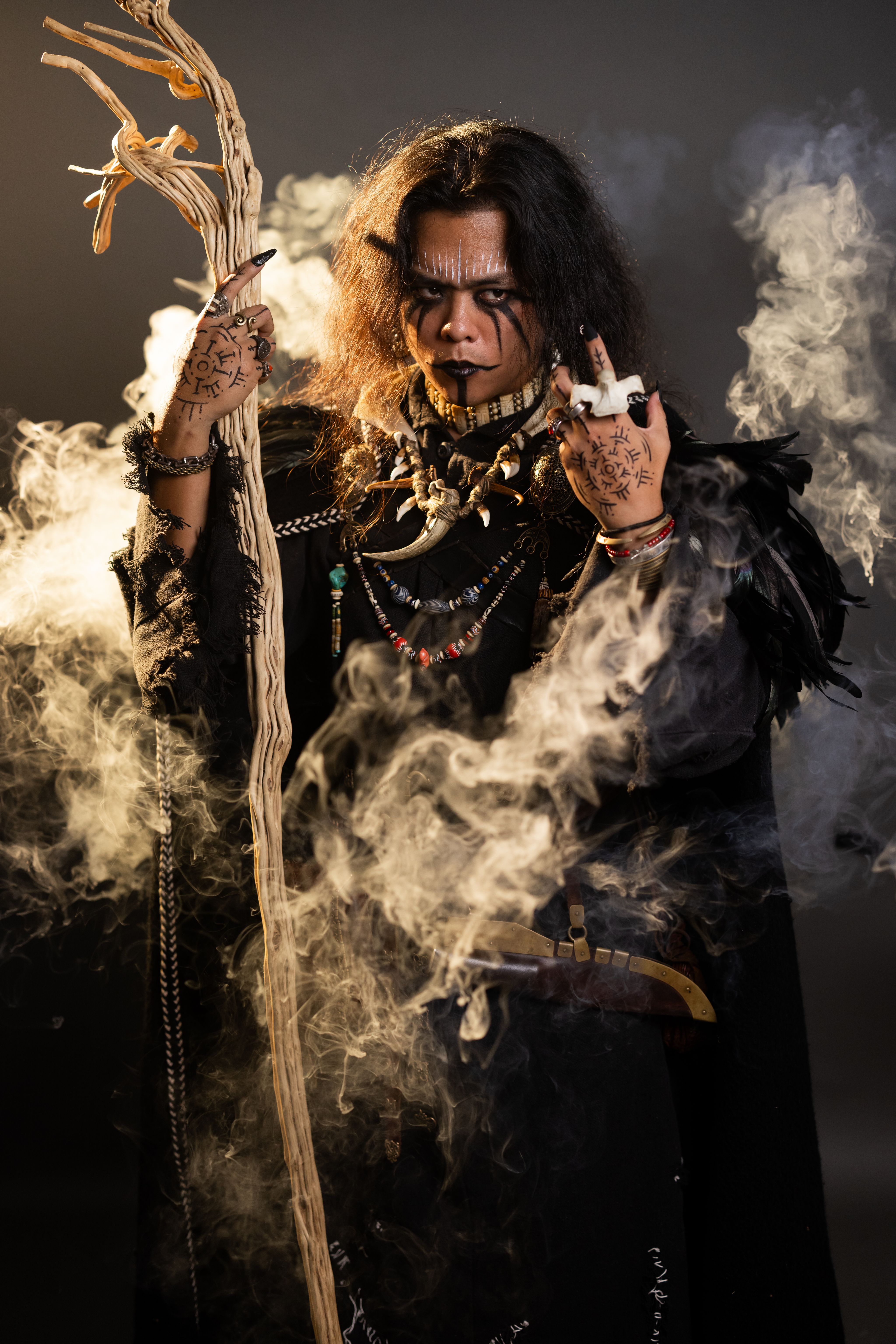 <p>朋友啊，你一定聽過血烏鴉的薩滿吧？有人說，他的命運不受神明擺佈；</p><p>有人說，他的力量來自黑暗之處；也有人說，他只是個迷途的祭司，</p><p>擁抱著�一種連自己也害怕的天賦。</p><p>他那雙眼睛，像燃燒過後的餘燼，既溫暖，又隱藏著無法訴說的痛楚。</p><p>他是否後悔過？無人能知曉。</p><p>但你若在塔高港遇見了他，記得給他倒杯酒，</p><p>他會告訴你，命運從來不可信，</p><p>真正可靠的，只有自己的選擇。</p>