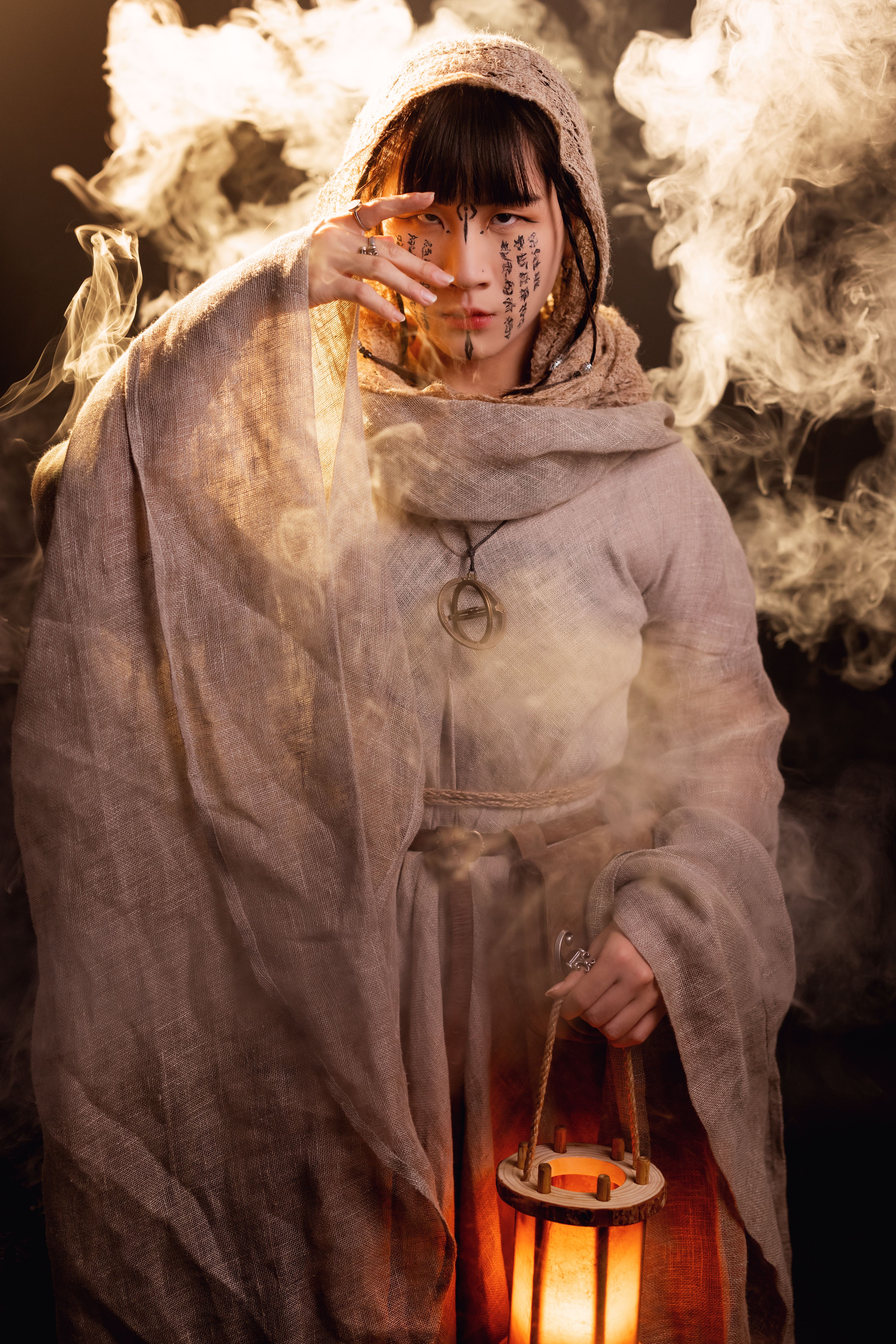 <p>阿爾法利瑪，來自先知之島阿法利斯，眾神祝聖之地。</p><p>每次見她，總是神情肅穆、低語唸誦，手持羊皮鼓，凡人難以猜透她言語的玄機。</p><p>權貴敬畏她，平民遠觀她，只有那些被遺棄、被定罪的人，會親密地聚在她的身旁。</p><p>也許是因為她從不鄙視弱小，也許，是因為她本就是他們的一份子。</p><p>她是真正的先知，能預見未來，或許也看穿人心。</p><p>可我總覺得，那兜帽下的陰影裡，似乎藏著什麼不�可告人的祕密。</p><p>對了，我剛有提到這傢伙是拜龍教的首腦嗎=口=?</p>