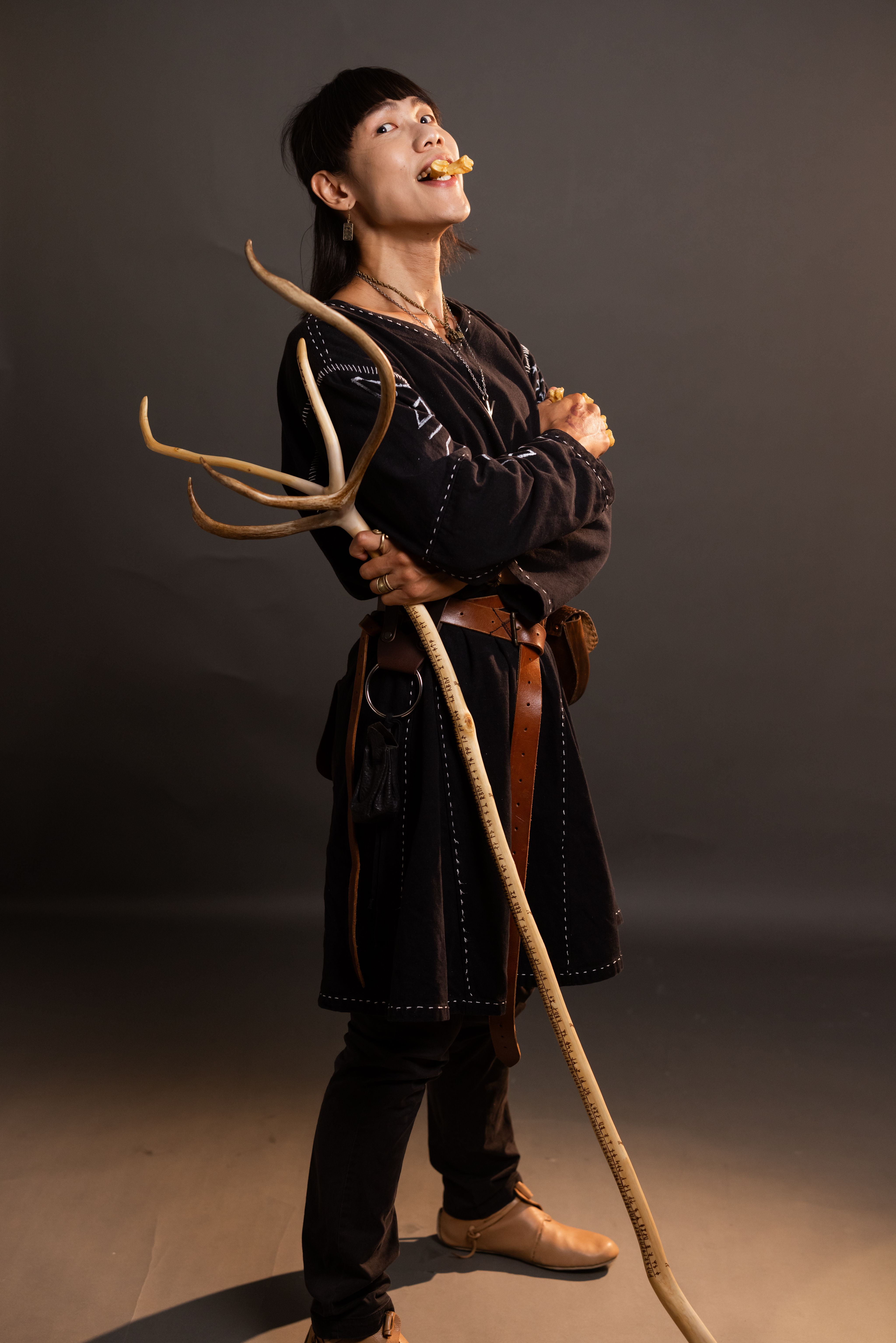 <p>有人說他是無法滿足的求知者，也有人說他是個狂熱的司祭。</p><p>他生於書島——那是一座滿載古卷的孤島國度，他的職責本是守護與記錄散落於世的盧恩銘文。</p><p>但求知的飢渴使他無法自拔，為了解開傳說中最初的盧恩秘法，他甘願背棄故國，踏上黑暗之路。</p><p>他選擇追隨拜龍教，協助他們逆轉龍夢祭典，最終與教團一同戰敗，被處決於戰場之上。</p><p>有人說，他至死仍在喃喃低語，尋求著尚未解開的盧恩真理……</p>