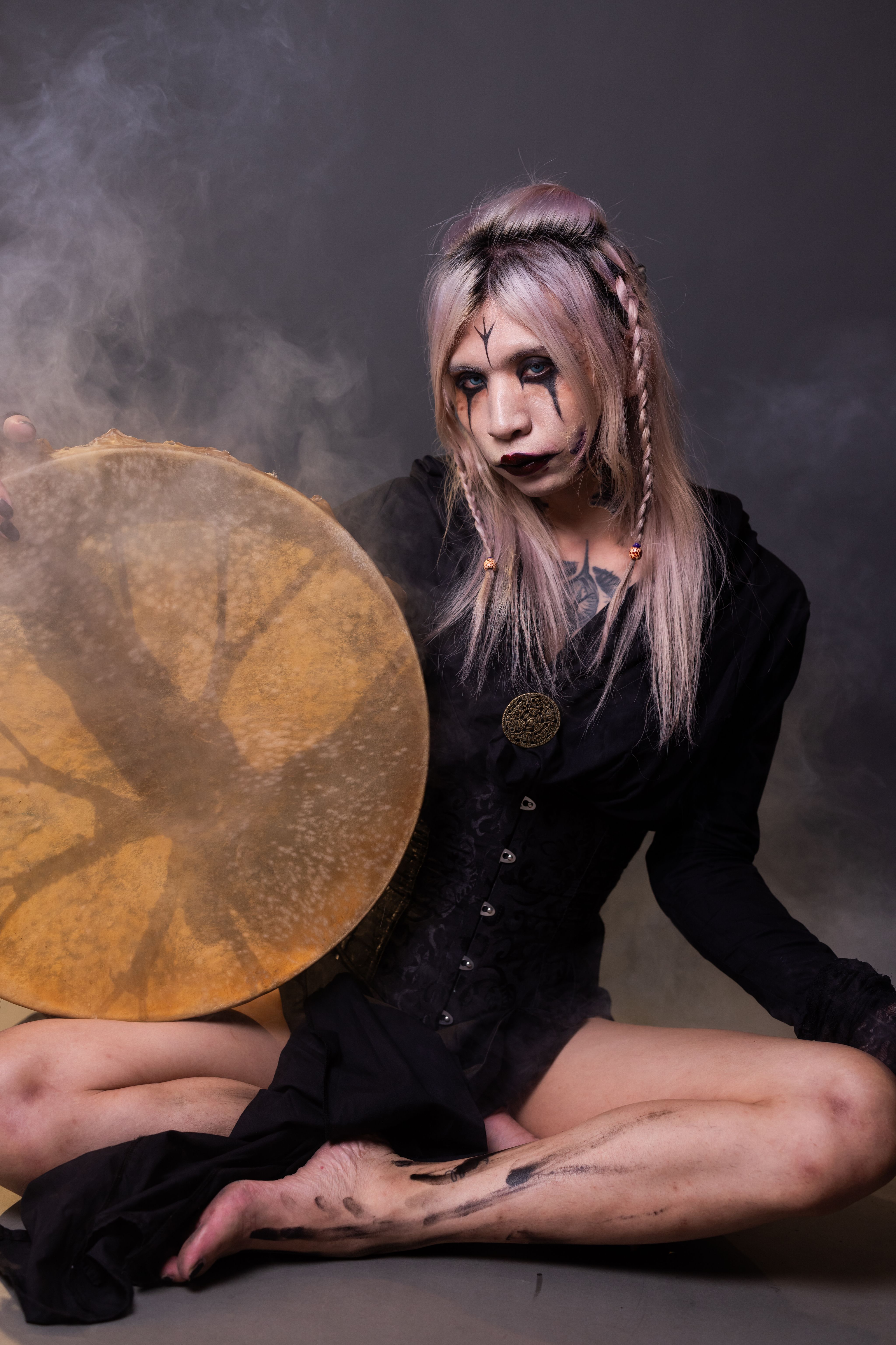 <p>你們或許見過蘿菲雅—那個眼神總帶著一絲叛逆、卻又深藏著溫柔的孩子。</p><p>很少人知道，她的過去曾被火焰與鮮血染紅。她與姊姊阿爾菲雅，在戰火中失去了家園，甚至整個部落。</p><p>那天，她面對母親決絕的眼神，咬牙帶著姊姊逃離滅亡的故土，前往未知的泰烏蘭。</p><p>如今，她手握魔法與死亡之力，有人說她的心底藏著某種黑暗，</p><p>但我更願意相信，她將如同母親期望的那樣，成為世界最後的曙光。</p>