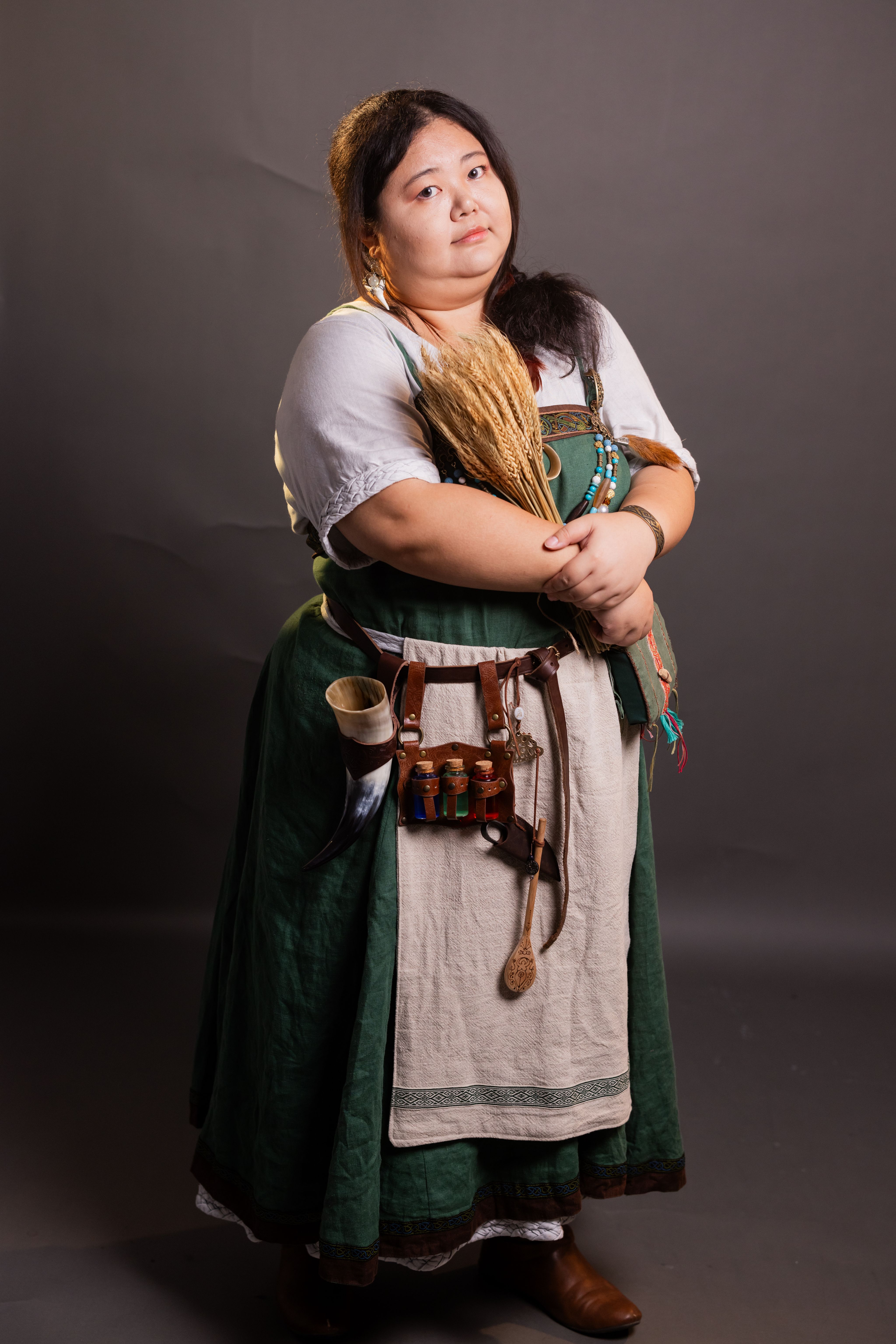 <p>總是在大顆龍蛋酒館忙進忙出，熱情又勤快的女孩，她自稱是個女巫，可熬的不是魔藥，而是香噴噴的燉湯。她常抱怨別人破壞了廚房的秩序，但下一秒就笑著邀請對方品嚐自己的新作。</p><p>聽說麗薩從小跟著父親學習藥劑，卻一心嚮往旅行、冒險和烹飪。</p><p>直到某天她才明白，父親多年來阻止她遠行的理由，只是為了等待一個從未謀面的女人——她的母親。</p><p>如今，她帶著滿滿的行囊與廚具踏上旅程，邊行走邊蒐集世界各地的食譜。</p><p>麗薩相信，無論旅途多麼遙遠，只要鍋中的湯還熱著，家人終將重逢。</p>