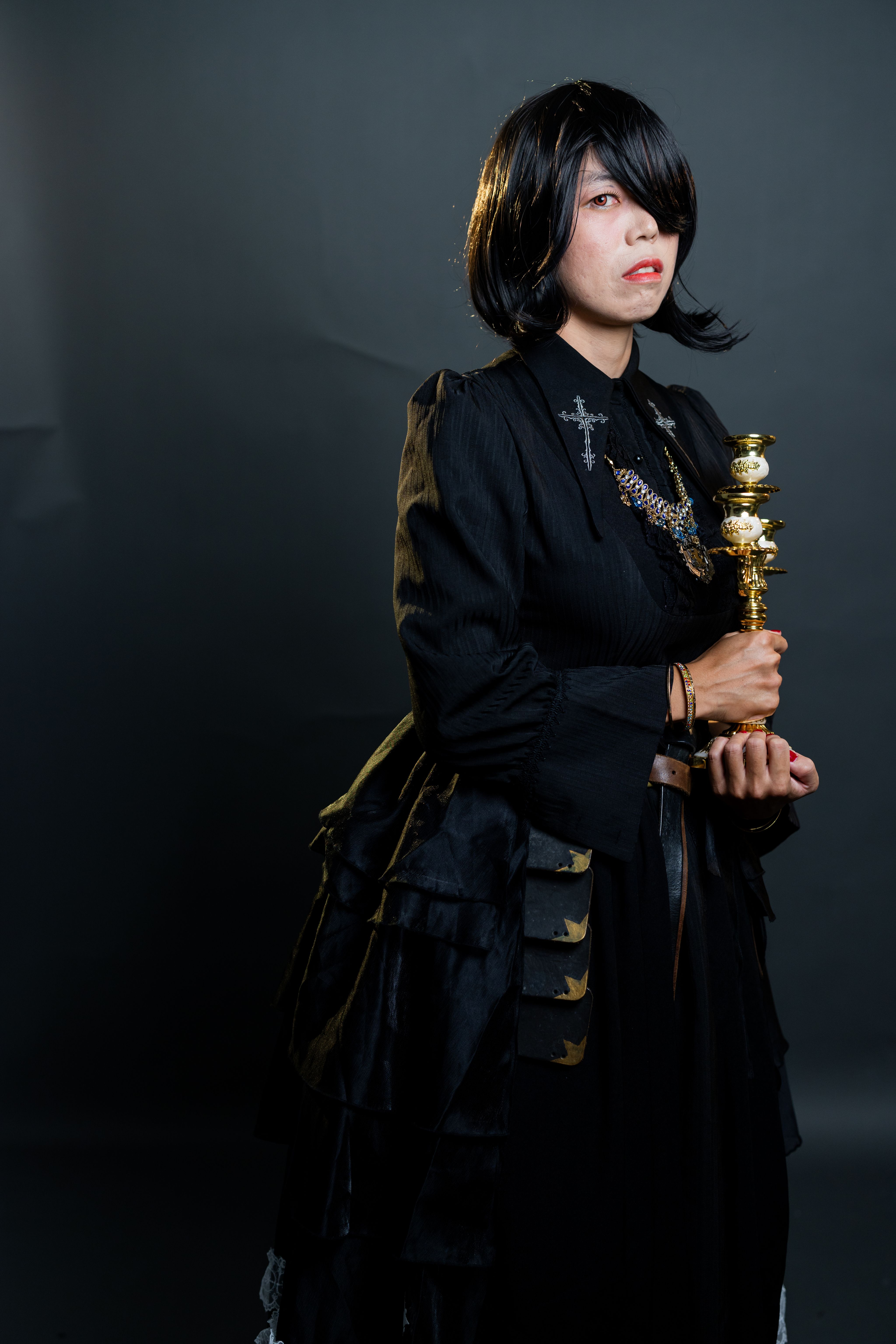 <p>克里斯柏——那位失去光明卻看得比誰都清楚的前獅鷲騎士。</p><p>總是笑說自己只是被推上棋盤的小卒，在公正與自我中搖擺。</p><p>嘴裡抱怨命運女神-凱洛琳的任性，實則一有風吹草動，第一個擋在對方面前的就是她。</p><p>一個是謹慎又無所適從的盲目信徒，一個是傲嬌又不擅表達的命運之主。</p><p>他們不是我們熟悉的那種“英雄組合”，卻可能是這個時代最需要的陪伴與祝福。</p>