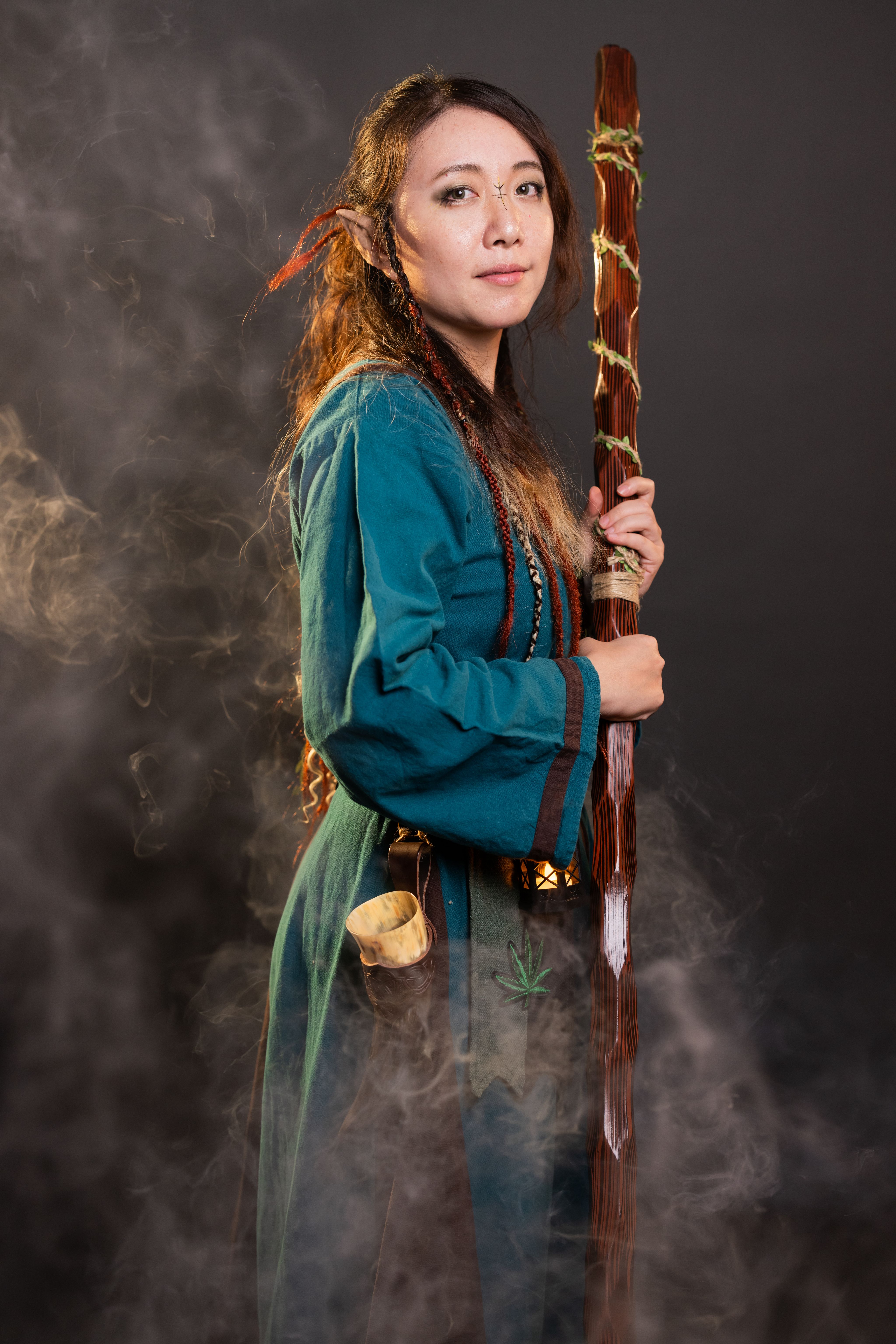 <p>你或許見過那個在草叢間哼歌、在你背包旁悄悄放下一壺水的半精靈——她叫內芙。</p><p>外表優雅、語氣冷淡，其實腦袋裡可能正在想今天要去哪裡採花、晚餐要不要煮樹皮湯。</p><p>她現在正學著當吟遊詩人，雖然寫歌很慢、記不住韻腳，還總是靠德魯伊老本行混過去。</p><p>但她說沒關係，下一次，她一定能登上舞台，唱一首不那麼悲傷的歌。</p>