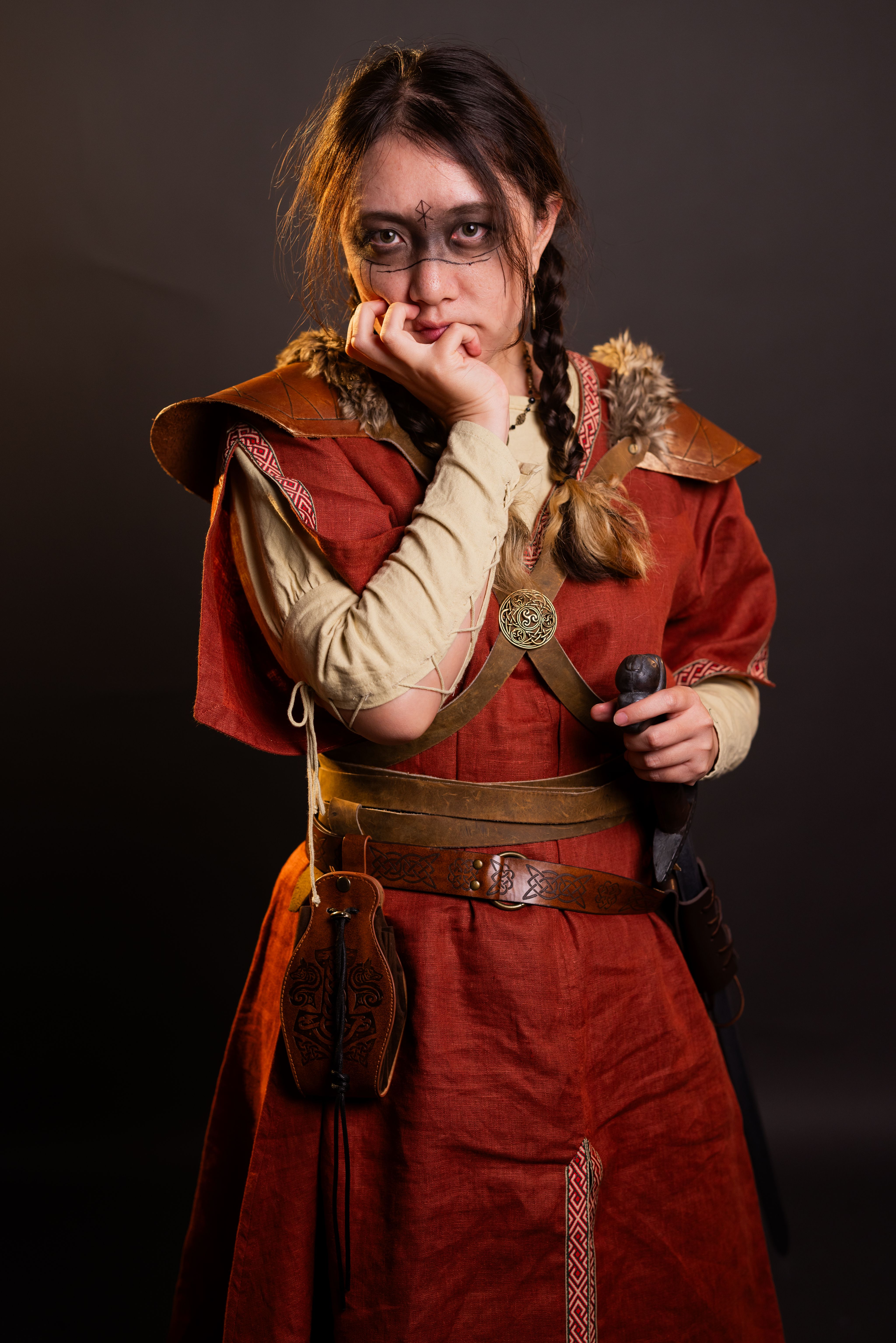 <p>那個動不動就揚言「再不滾我就把你剁成八塊」的女人嗎？那就是英格莉。</p><p>自稱戰鬥天才，其實就是個紙老虎，打起架來氣勢十足，但真要拼命，可能先自己倒地。</p><p>來自偌依半島一個天天打仗的村莊，那裡的搖籃曲是威脅，孩子開口就是髒話。</p><p>英格莉喜歡打架，也喜歡嘴炮。唯一的原則，就是「不殺人」——儘管她總是講得好像馬上就要殺人。</p>