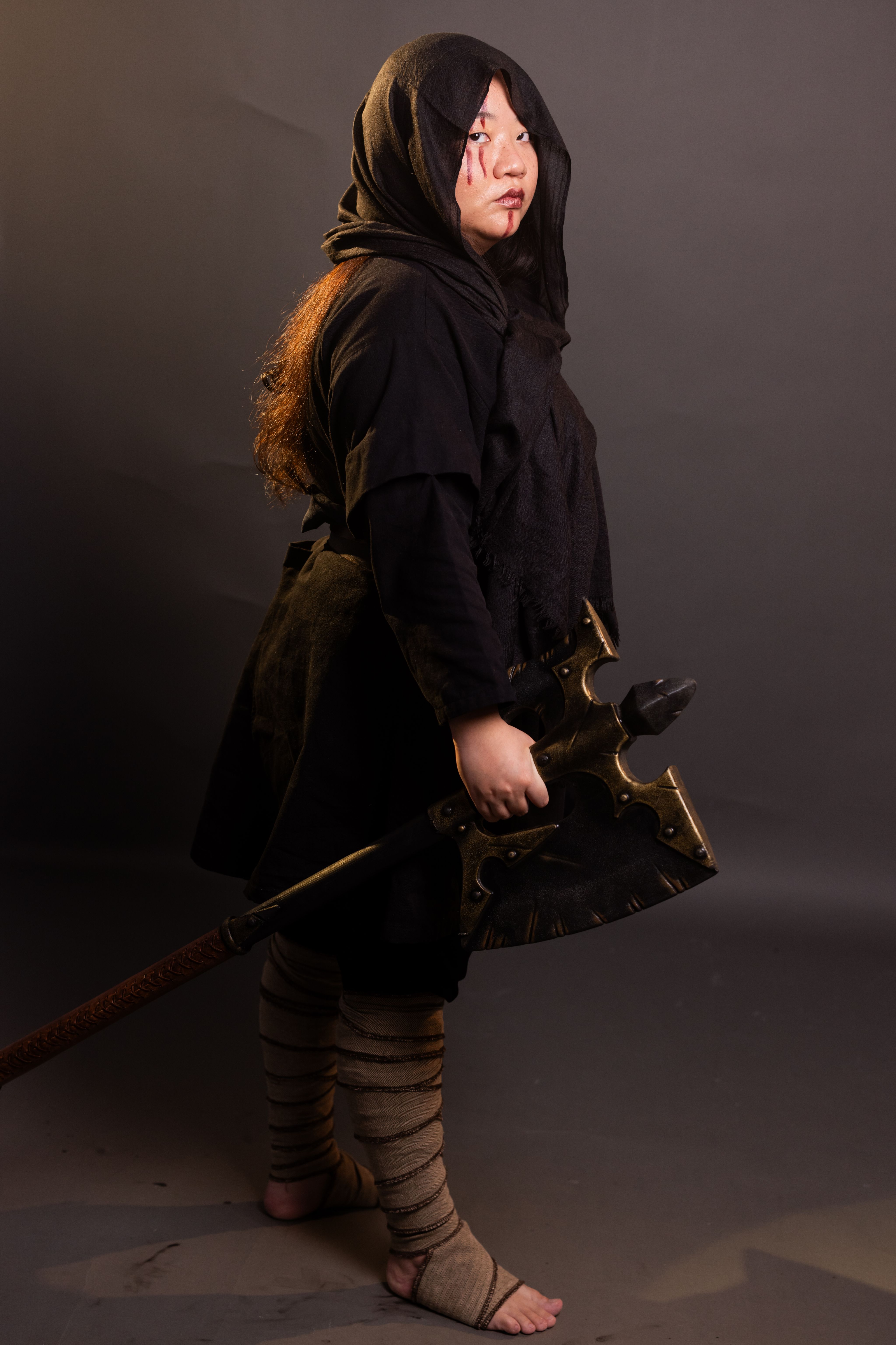 <p>她來自一座三溪交會的小島，童年最快樂的回憶，是夏日裡隨父親划船前往雅靈恩城的時刻。</p><p>但一場野獸襲擊改變了一切，父母為了救她遠赴他鄉，自此杳無音訊。</p><p>別看她一副我不管的樣子，她總會默默呼喊鐵手眾解決麻煩，再飛快溜走。</p><p>不過�呢，贏伯爵的錢、畫下美麗植物、還有找到爸媽，這幾件事她絕不會放棄。</p>