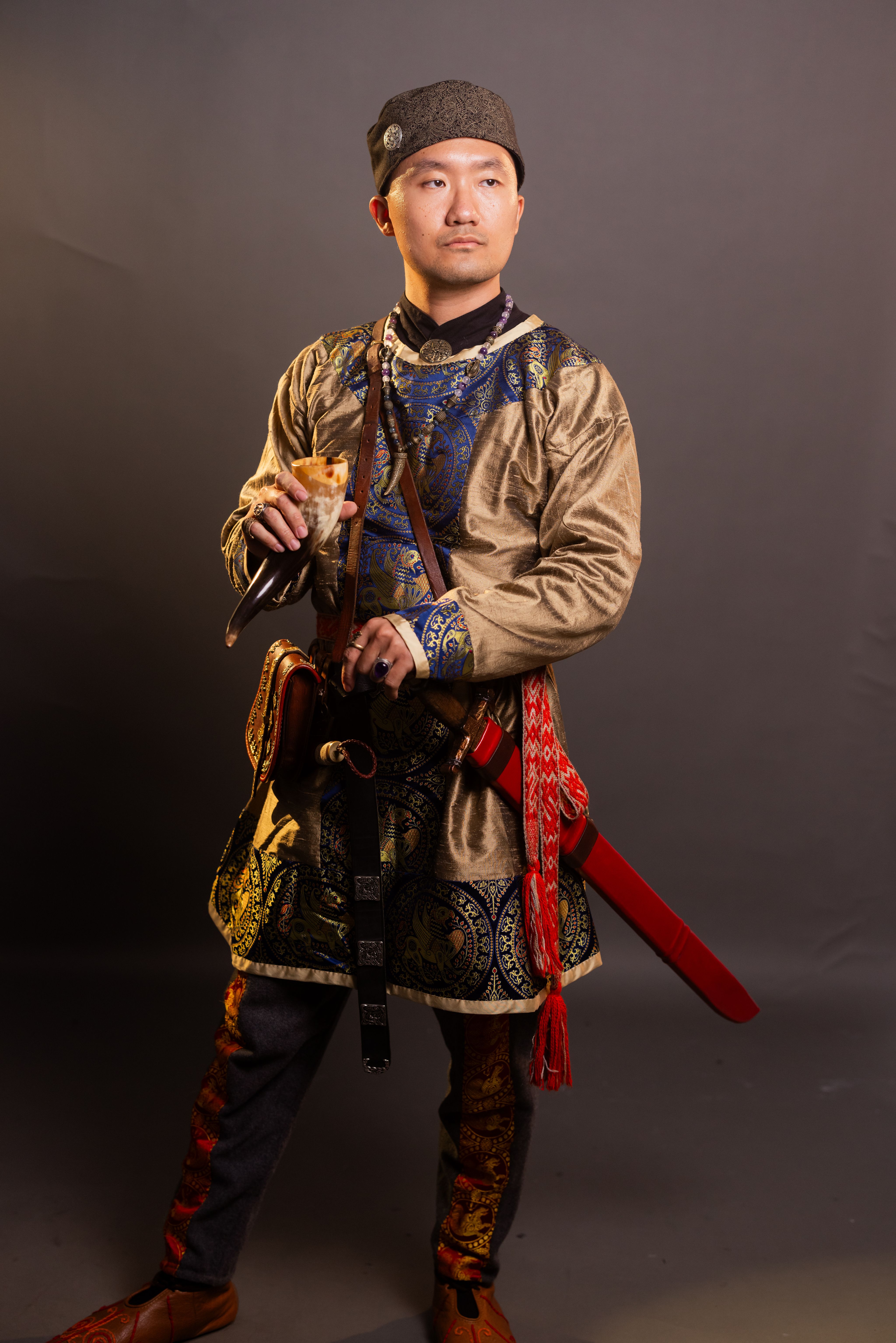 <p>那個在碼頭邊邊驗貨、邊指揮探險隊的華服男子，穩重堅毅，但不難發現他眼中流露著冒險熱情。</p><p>拜倫島伯爵—伊格爾，出身諾爾蘭王族，卻沒啥貴族架子。</p><p>他見過繁華都市，也見過黃金墳墓。你或許不知道，他曾被冠上弒父的罪名。</p><p>但血烏鴉知道，這男人從不為自己。</p><p>只為了承諾、為了族人、也為了那個他回不去的家。</p>