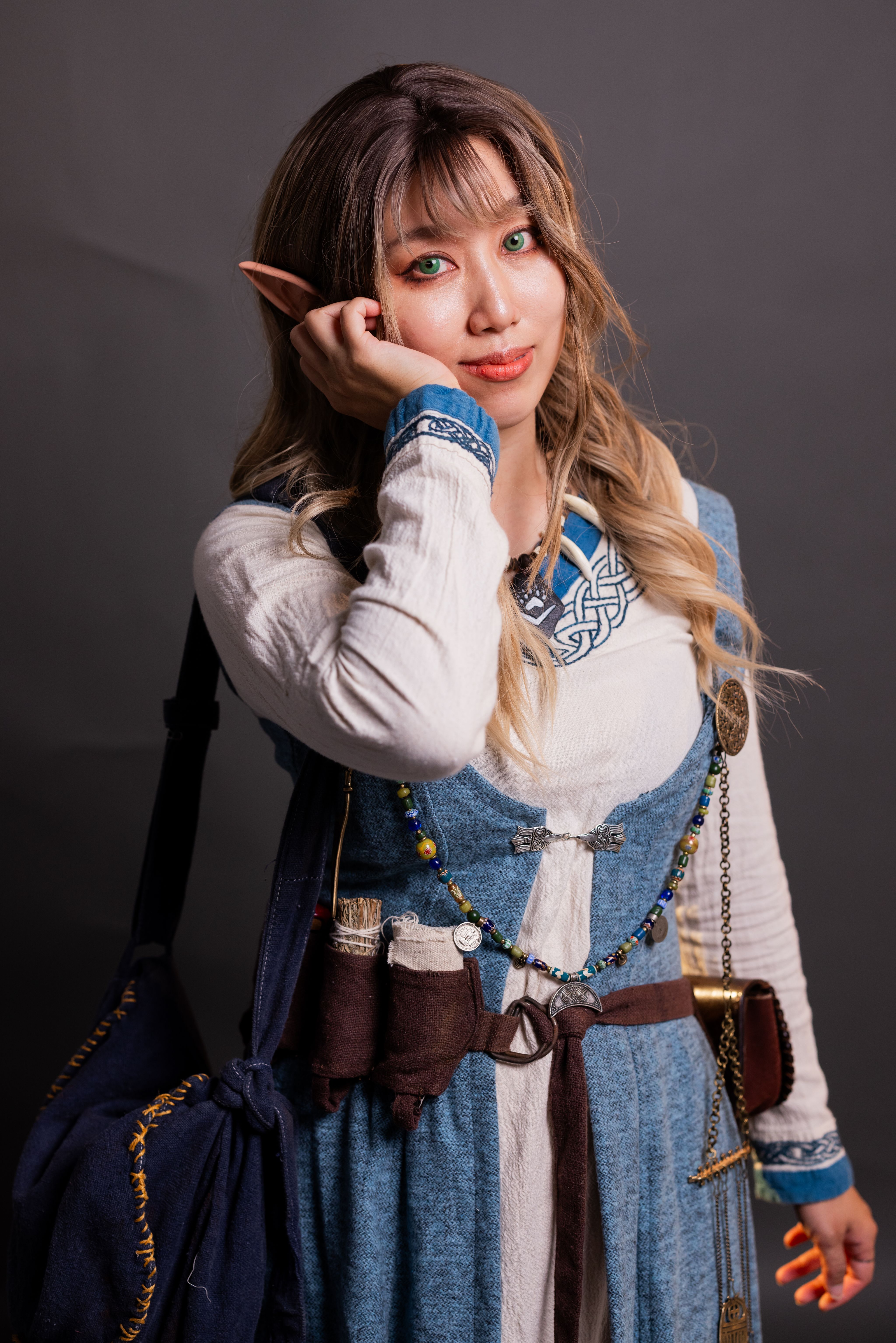 <p>烏米啊......她沒什麼偉大的目標，只是想把每段遇見記下、用心走過。</p><p>她經歷太多的離別，但也因此更懂得珍惜每一次的相遇。</p><p>現在的烏米，是血鴉商會的秘書，也是伊格爾的朋友。</p><p>對了！你知道「翡翠綠葉」嗎？藥草不貴，手藝不差。</p><p>你如果經過，別急著走，也許能看見她的笑容呢！</p>