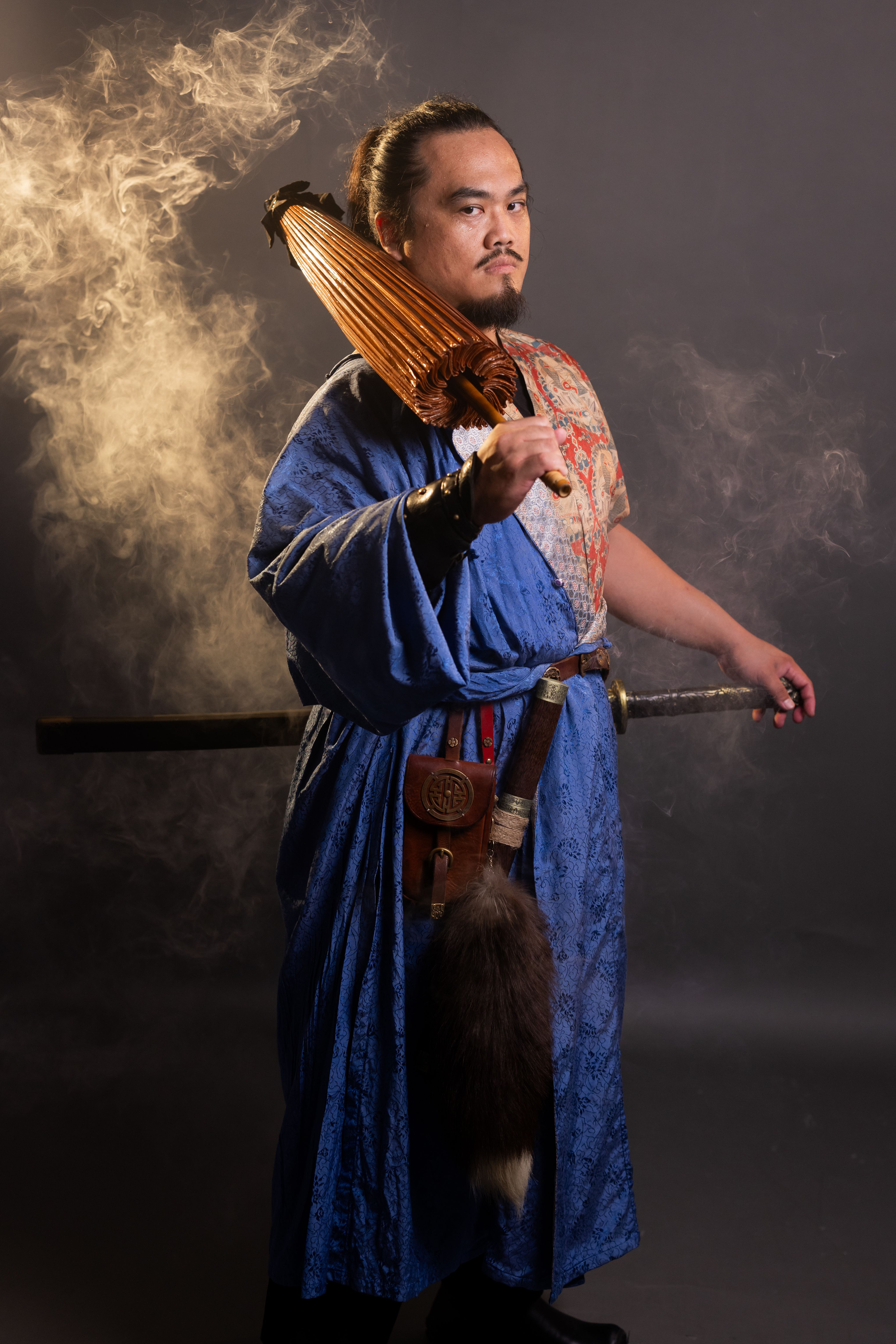 <p>他來自遙遠的恰圖塔薩，自稱浪人。</p><p>他總是帶著幾根乾肉、一壺老酒和半包煙草，說是愛品酒，但喝兩杯就臉紅。</p><p>你問他從哪來，他只會笑著岔開話題。不過說起來大顆龍蛋酒館的老闆私下說過：「這人挺靠得住。」</p><p>最有趣的是他的「消失術」——你只要一轉頭不注意，就可能完全忘了他站在旁邊。</p><p>有時連人都會不小心撞上他，然後驚訝地說：「你什麼時候來的？」</p>