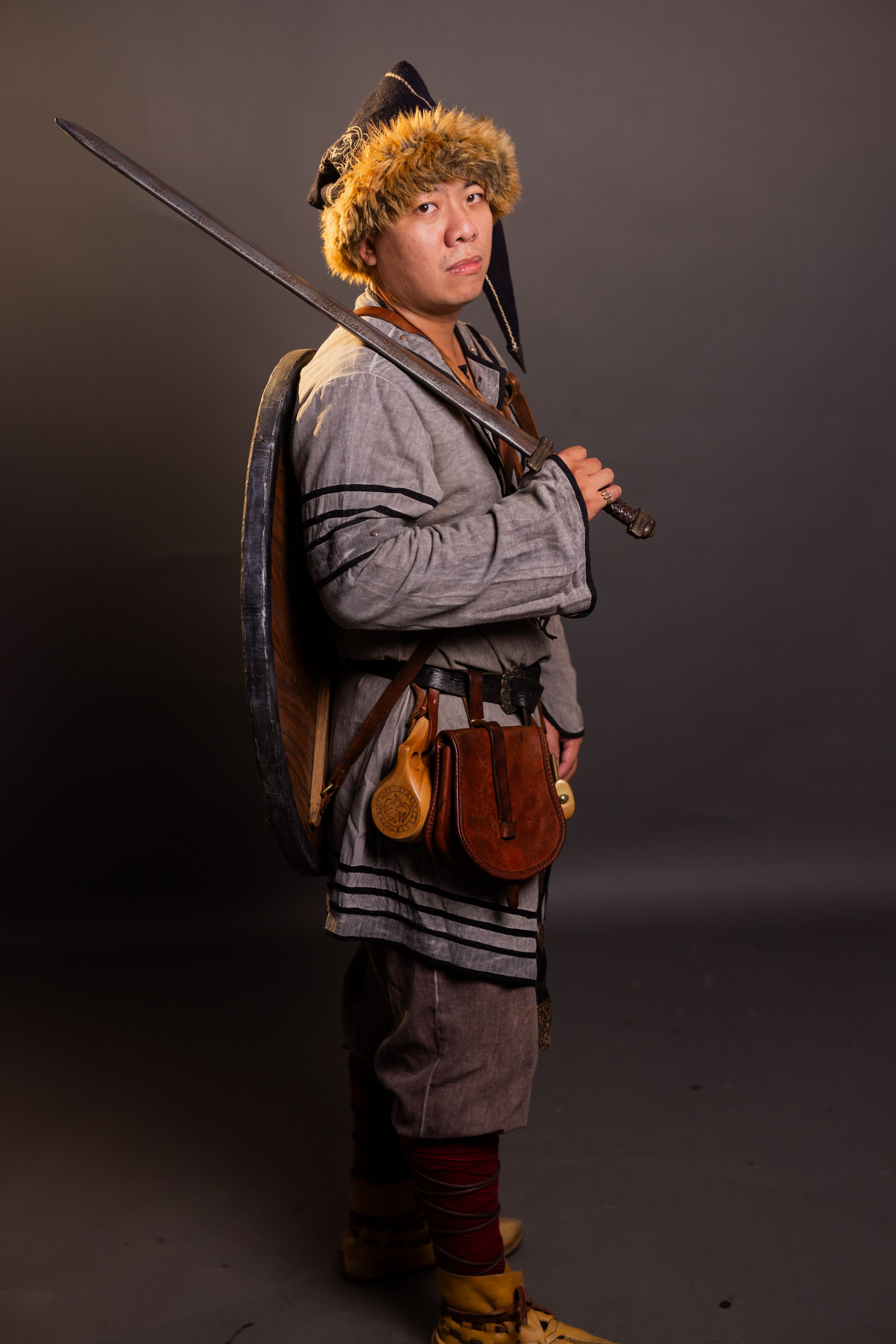 <p>在偌依半島，達蘭一族的名號對許多人都不陌生。</p><p>高超的戰技讓他們的家族成為許多戰士嚮往的聖地。</p><p>也許你對他的印象是輕浮、聒噪。</p><p>但當年他面對五名戰士的圍攻不落下風，我自他的眼中，看不見一絲害怕......</p>