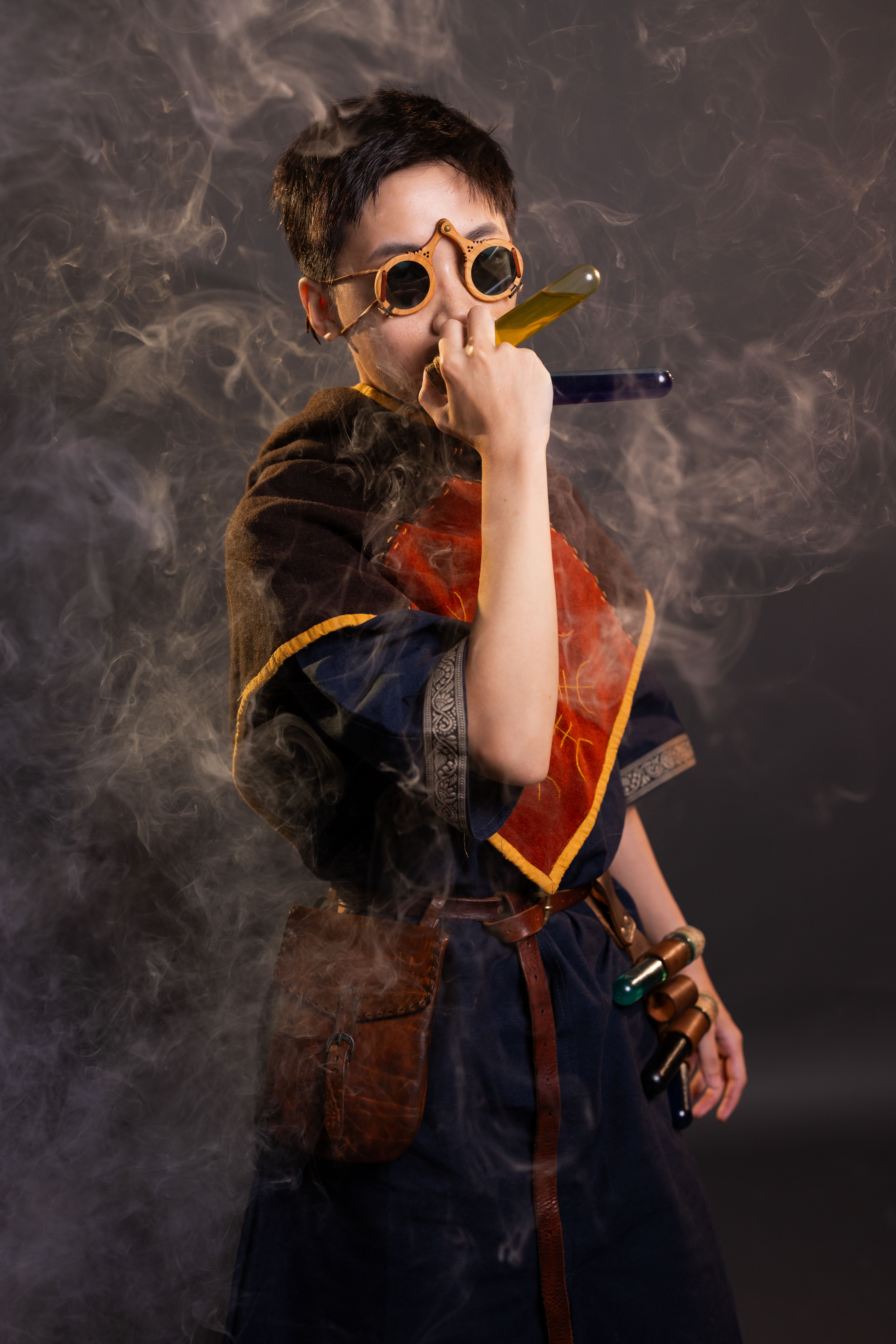 <p>銜尾蠑螈煉金坊的老闆，有人說他是奸商，有人說他是救世主。</p><p>店裡的煉金藥劑雖然往往有點副作用，但效果確實顯著</p><p>如果你遇見他，我只有一個建議 :</p><p>小心他遞給你的東西！</p>