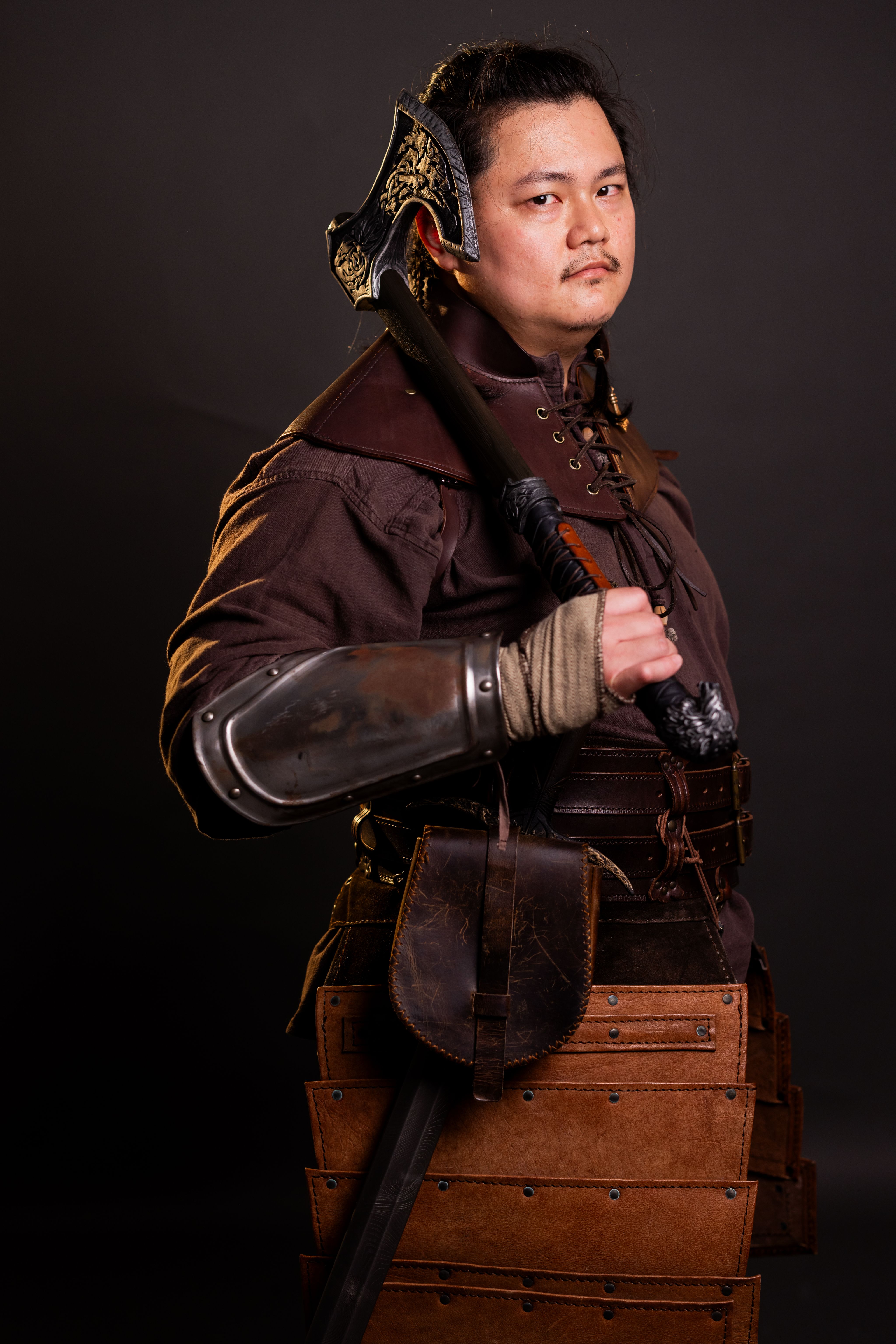 <p>他曾經是一名血鴉傭兵，但卻受不了嚴苛的訓練，逃離了傭兵團。</p><p>加入了獅鷲騎士後，人手緊缺，莫名其妙就升了官。</p><p>聽到這裡，你八成覺得薩雷克不怎麼樣吧。</p><p>如果你有天成為他的敵人，面對烏鴉的斧與獅鷲的劍。</p><p>我個人是建議你小心點呵呵。</p>