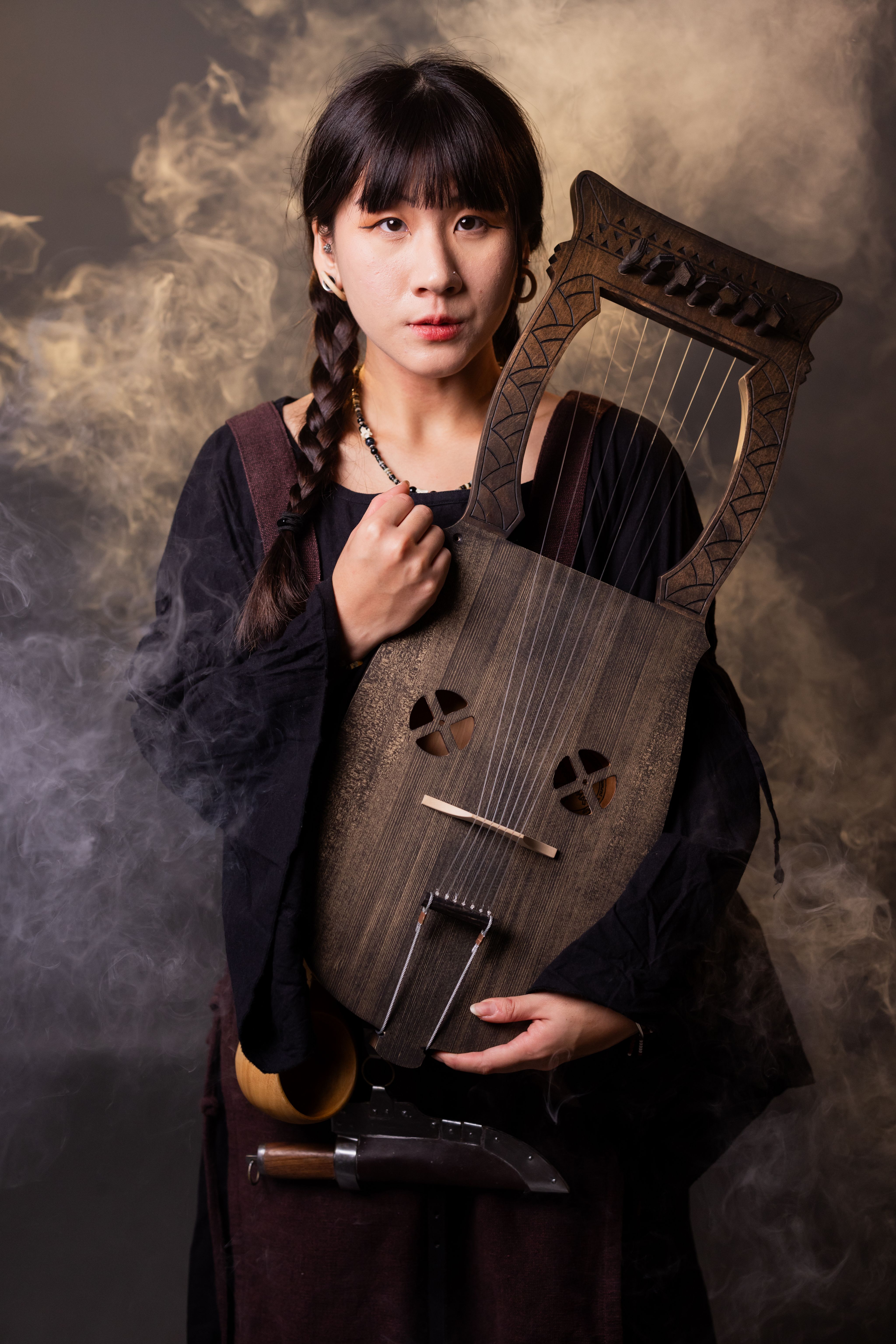 <p>善良的傻女孩，你也許曾在大顆龍蛋酒館中聽見��她的動人歌聲。</p><p>無論是神話傳說或是鄉野奇聞她都信手捻來。</p><p>她收藏的詩歌手札之豐富，我其實好羨慕......</p><p>許多塔高港流傳的歌謠，都是出自她的筆下呢。</p>