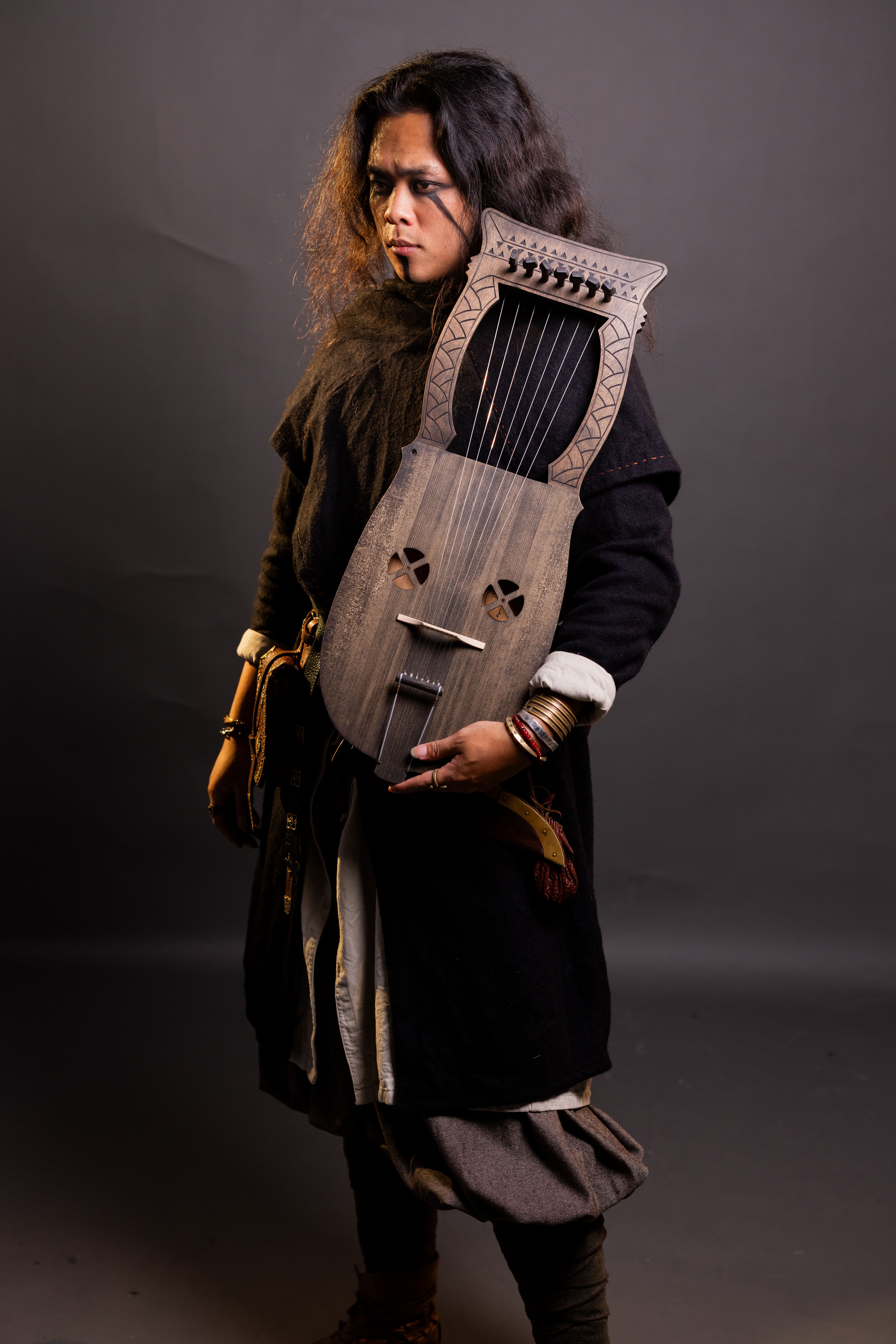 <p>啊，終於換我了~</p><p>各位坐好、把酒斟滿——卡謬．瑪卡羅薩是我的名字。</p><p>一個帶著舊琴走天下的吟遊詩人，一把來自母親的口簧琴。</p><p>你可以不信神，不信命運，不信隔壁那個醉漢的冒險經歷。</p><p>但你得相信我——因為我說的每個名字，都活在巨輪頌歌裡。</p><p>現在，打開你的耳朵。歌謠，開始了。</p>