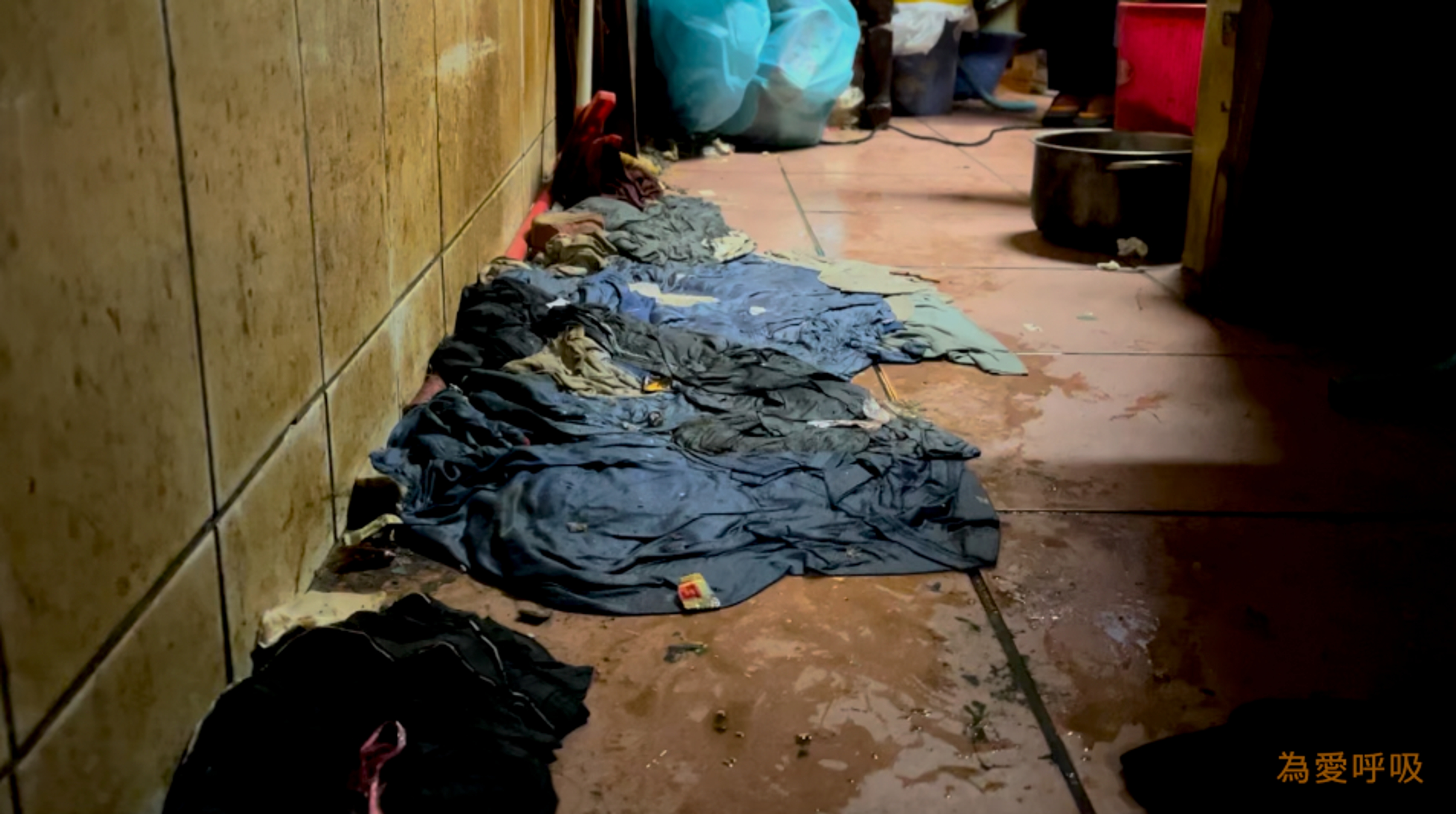 <p>乾不了的吸水衣服堆 (社團法人為愛呼吸協會 拍攝)</p>
