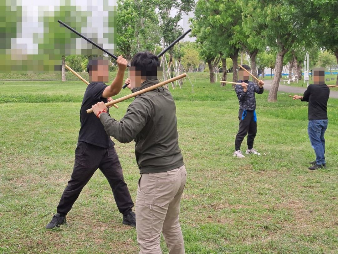 <p><strong style="color: rgb(230, 0, 0);">請自備適量飲用水。授課地點於戶外蔭涼處。</strong>課程不包含午餐，請斟酌自備或利用午休時段用餐。穿著方便運動的服裝即可。無須自備任何器材。課堂提供菲律賓魔杖專用籐棍。亦會準備印尼進口的天然瑪瑙藤棍，提供課後有興趣的同學選購。</p><p><br></p><p>場地有雨備，下雨不影響操課。若到時有颱風或惡劣天氣條件，會依照地方政府防災休假公告而定。也請密切注意粉專公告。</p>