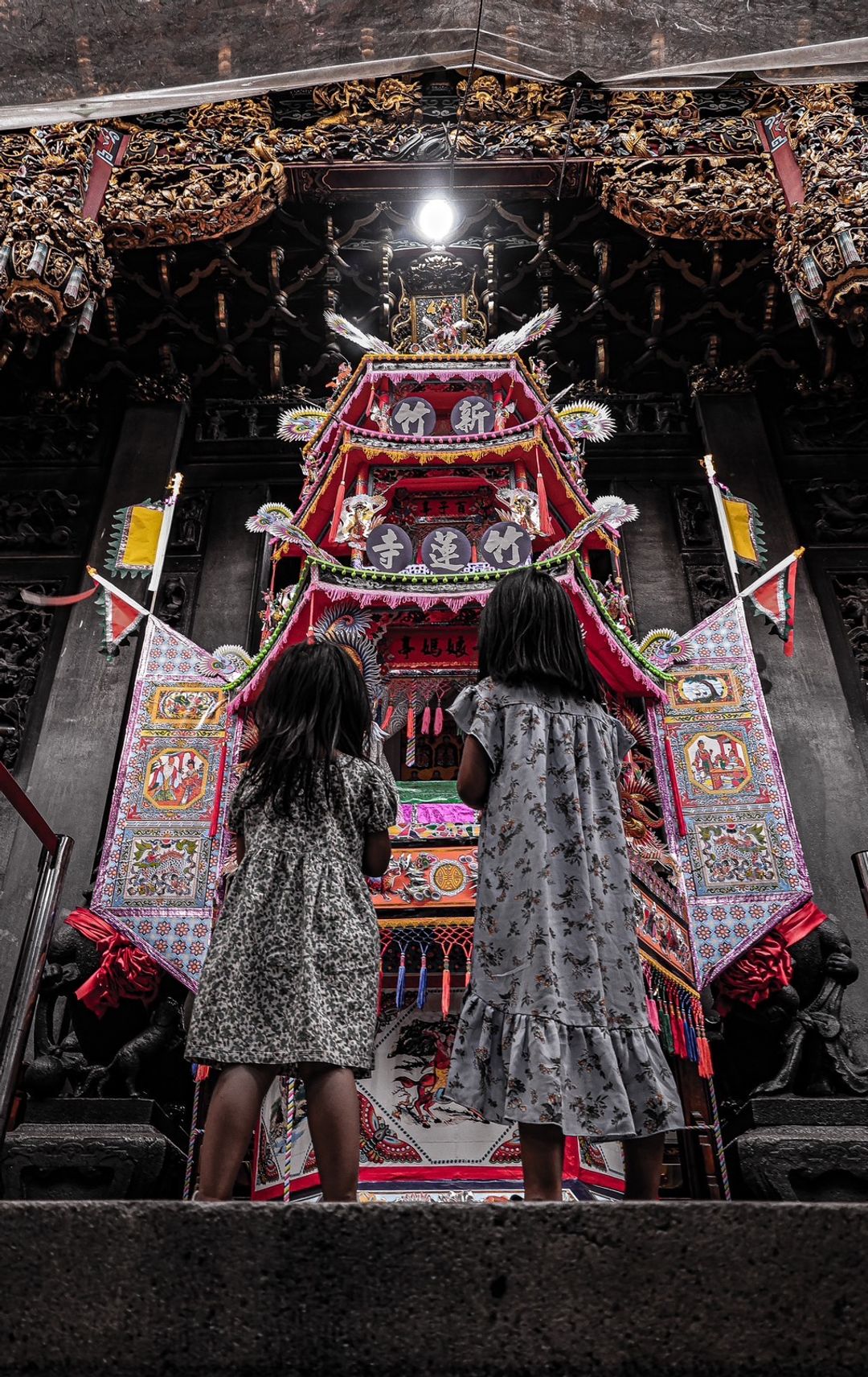 <p>氣勢非凡的七娘媽亭,孩子們也駐足觀賞</p>