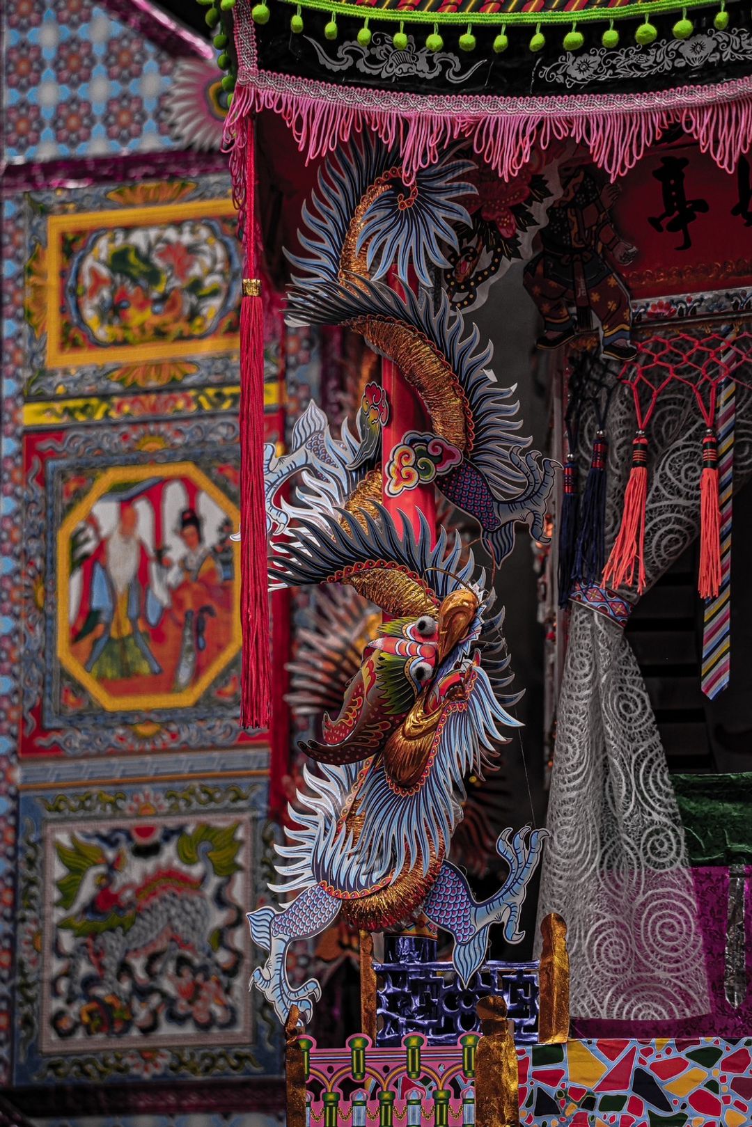 <p>雕龍活靈活現,彷彿一躍而出</p>