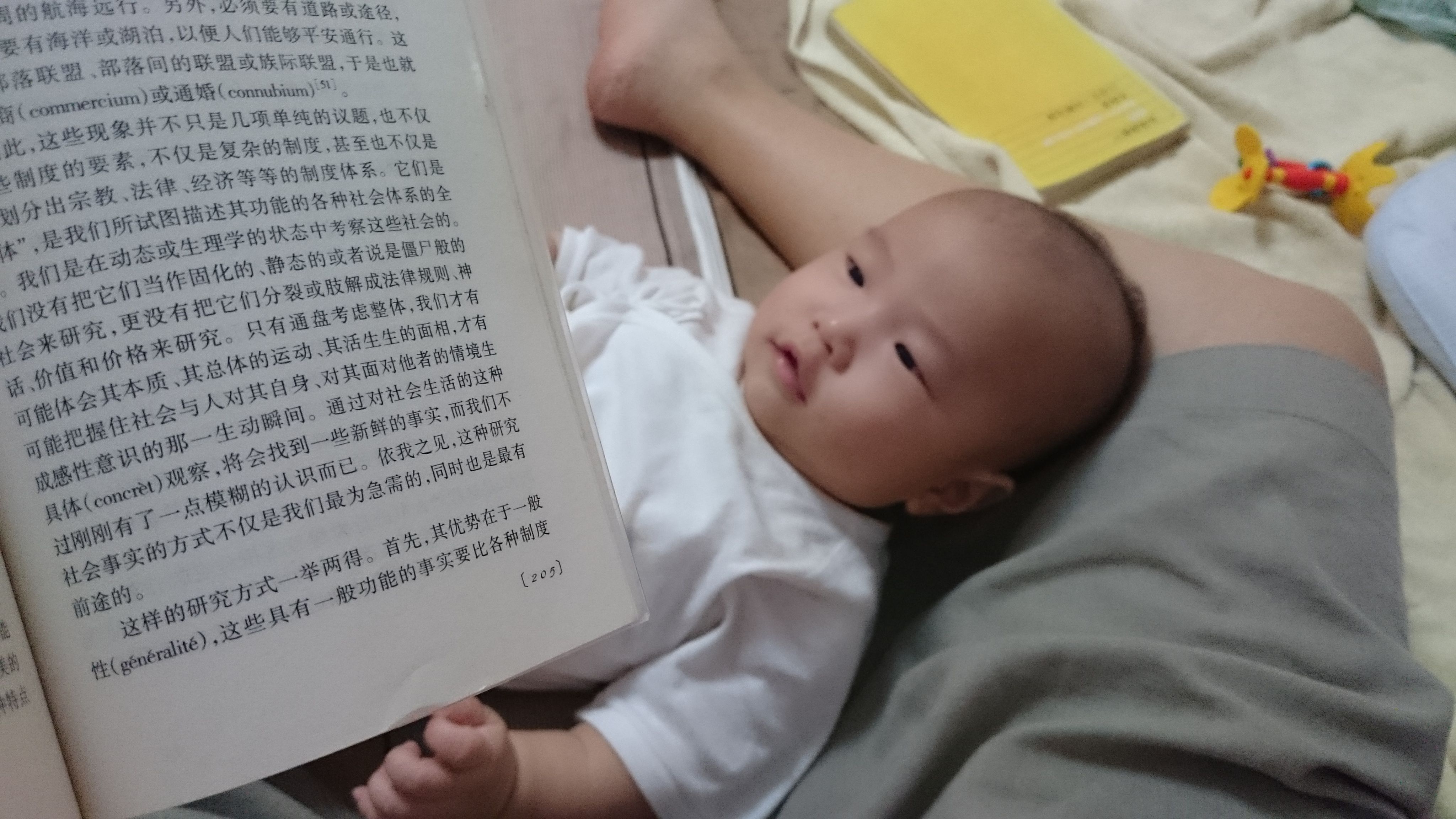 <p><span style="color: rgb(0, 0, 0); background-color: transparent;">一邊餵母奶一邊剛從月子中心出來備課的媽媽</span></p>
