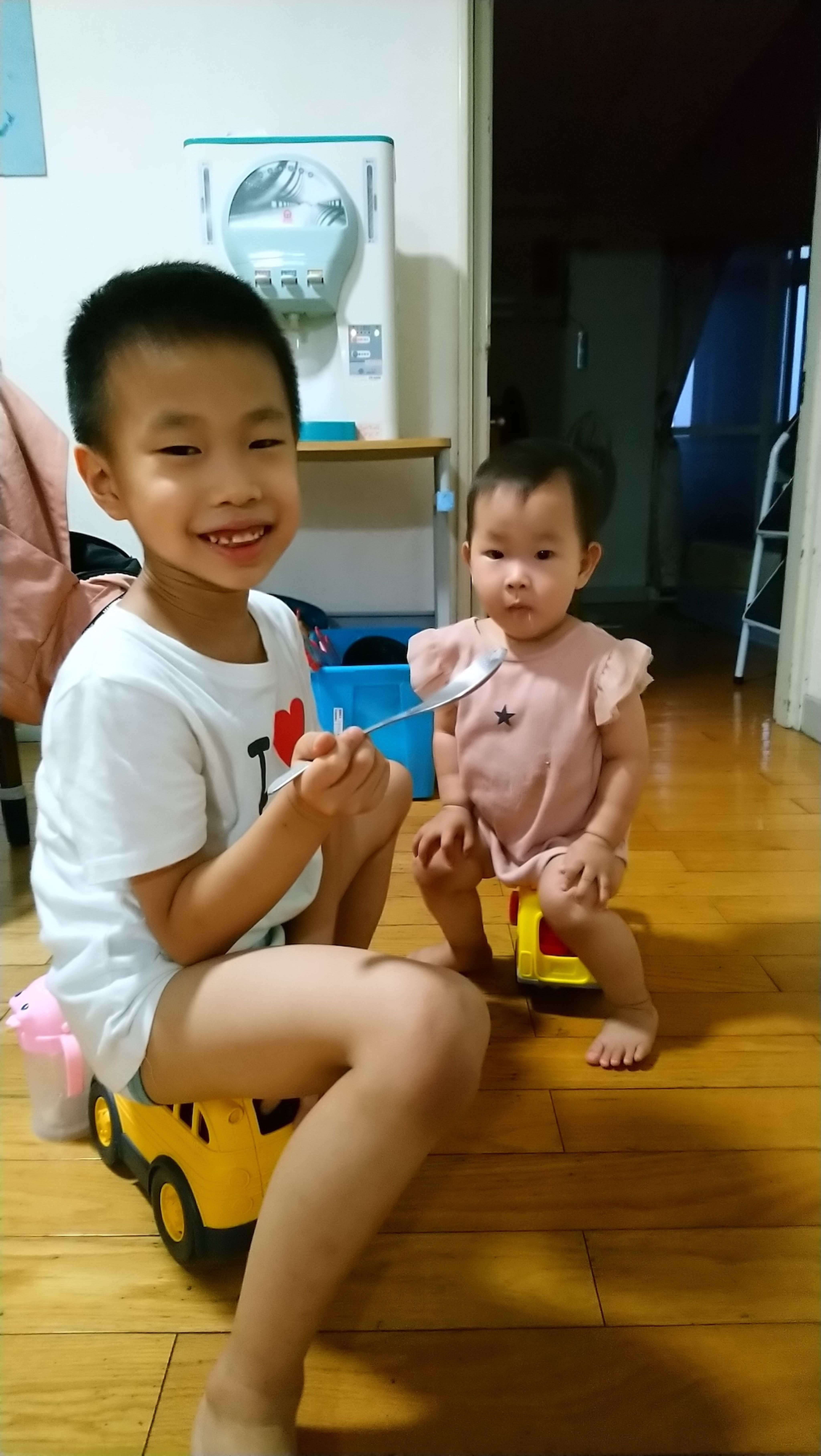 <p><span style="background-color: transparent; color: rgb(0, 0, 0);">媽媽太忙派出哥哥餵飯XD</span></p>