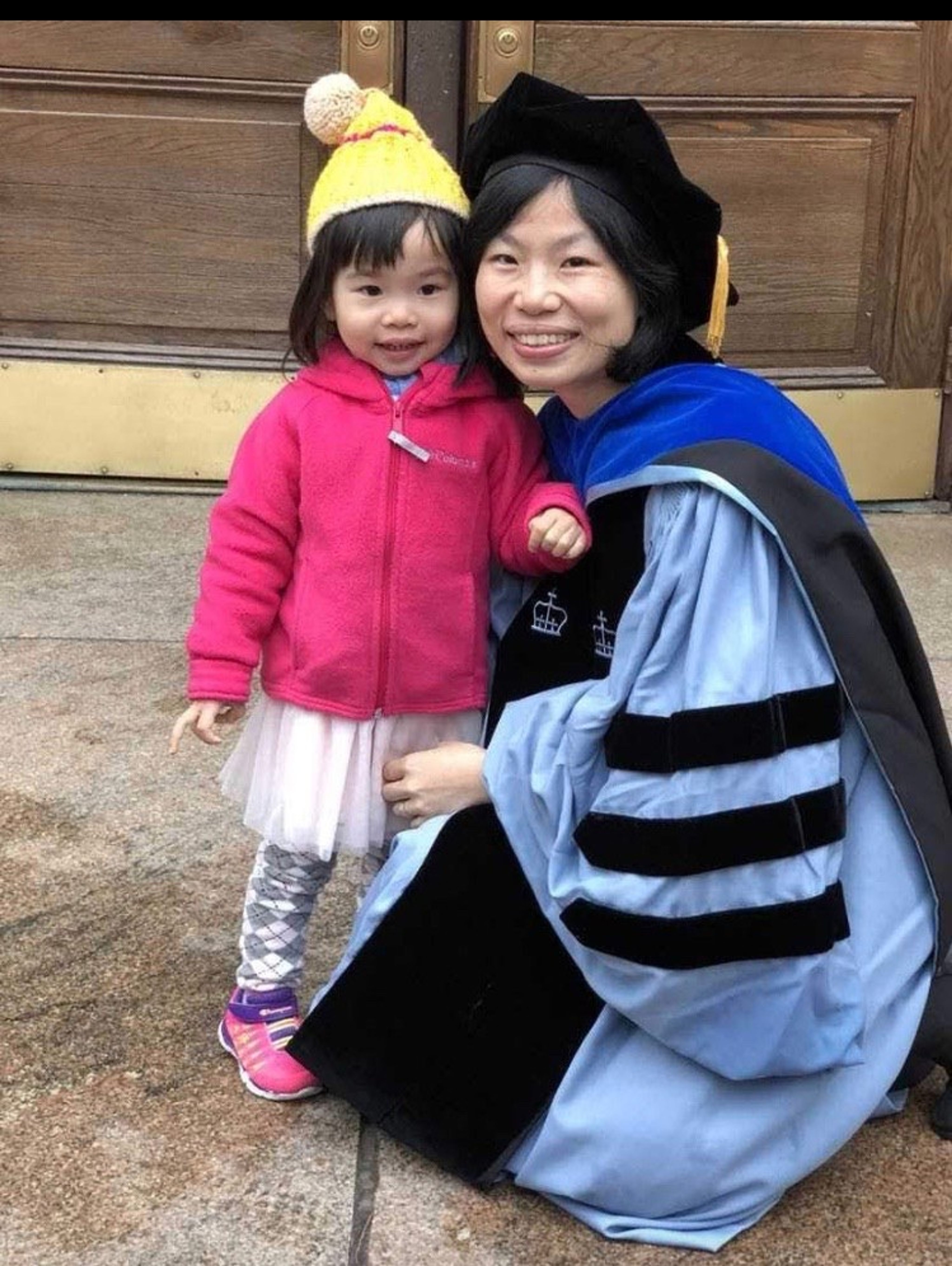 <p><span style="background-color: transparent; color: rgb(0, 0, 0);">女兒來紐約參加我的畢業典禮</span></p>