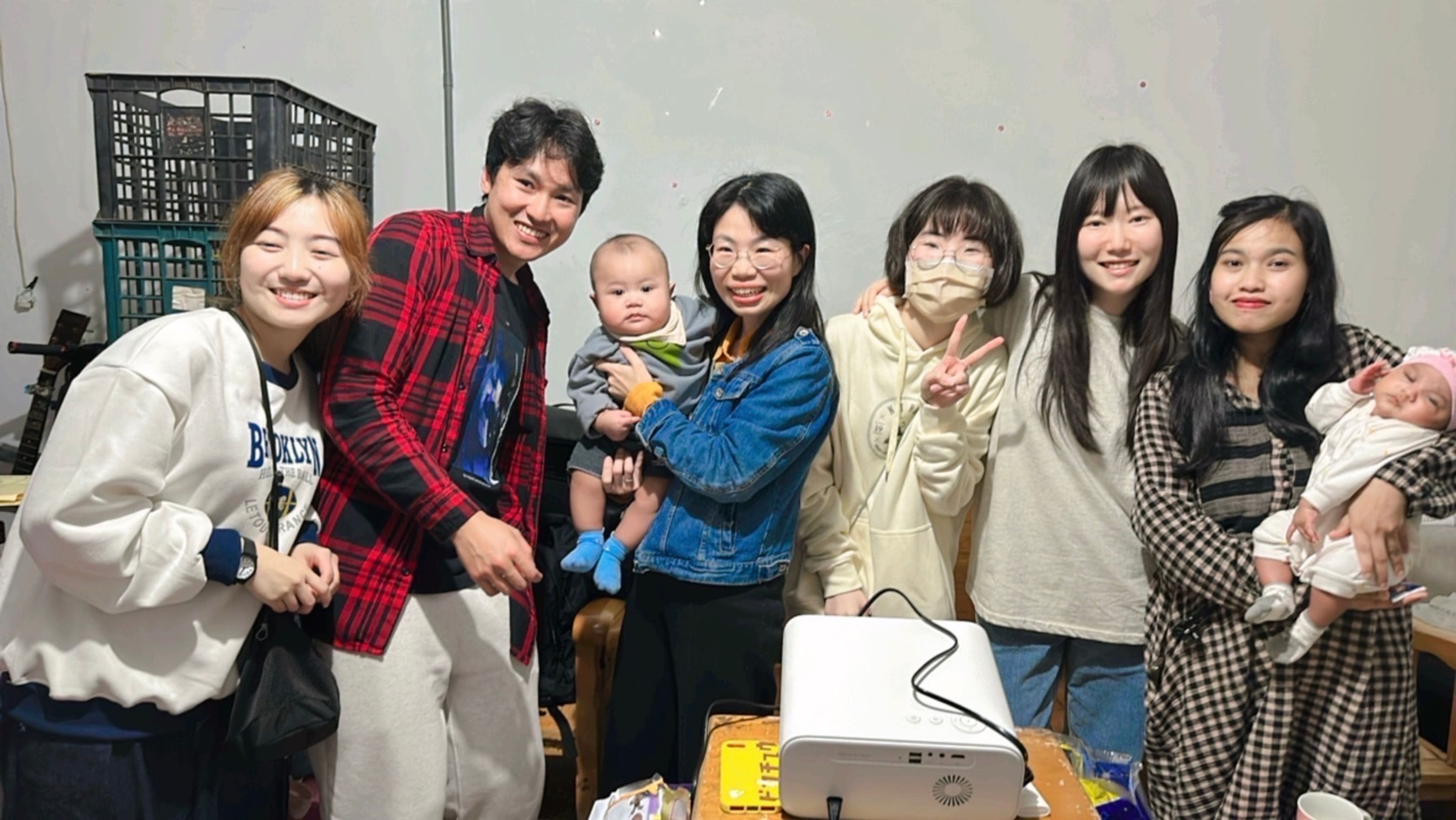 <p><span style="background-color: transparent; color: rgb(0, 0, 0);">與學生在庇護中心和移工媽媽交流</span></p>