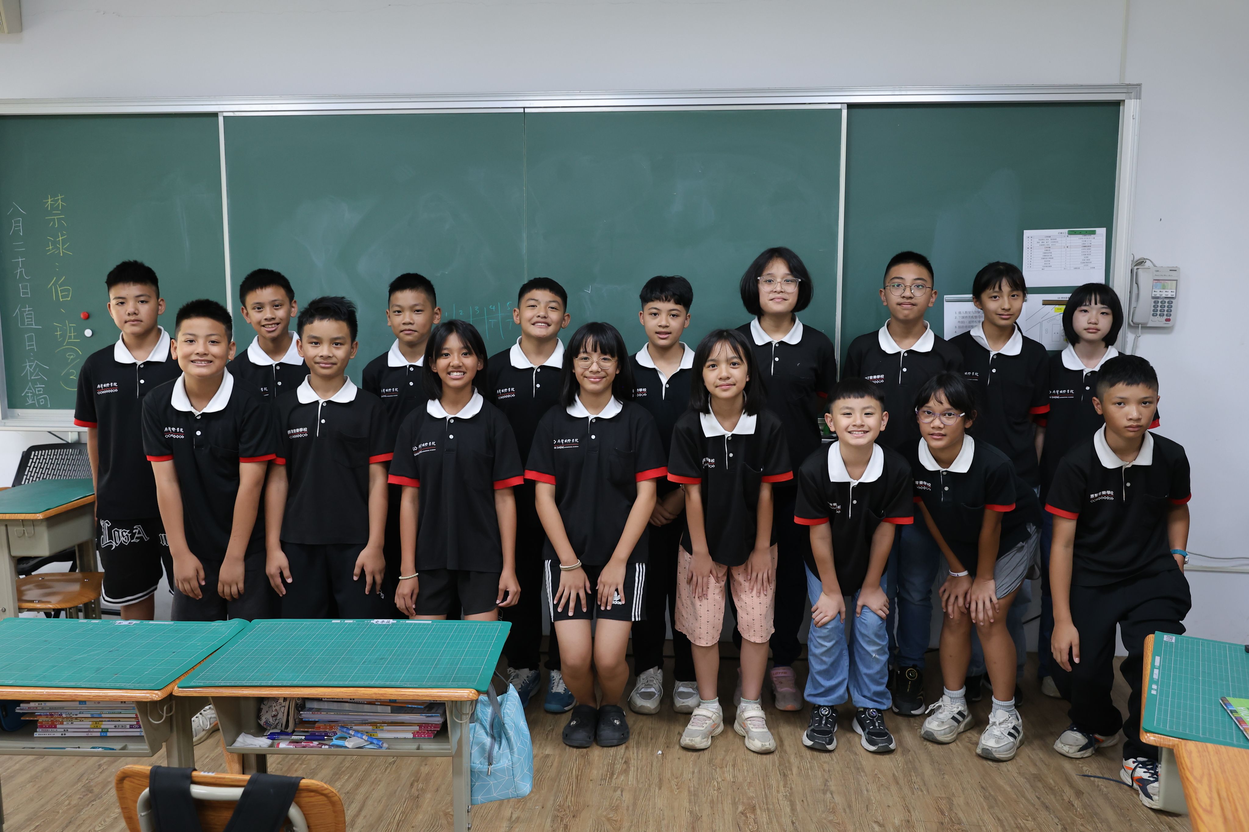 <p><strong>國小六年級</strong></p>