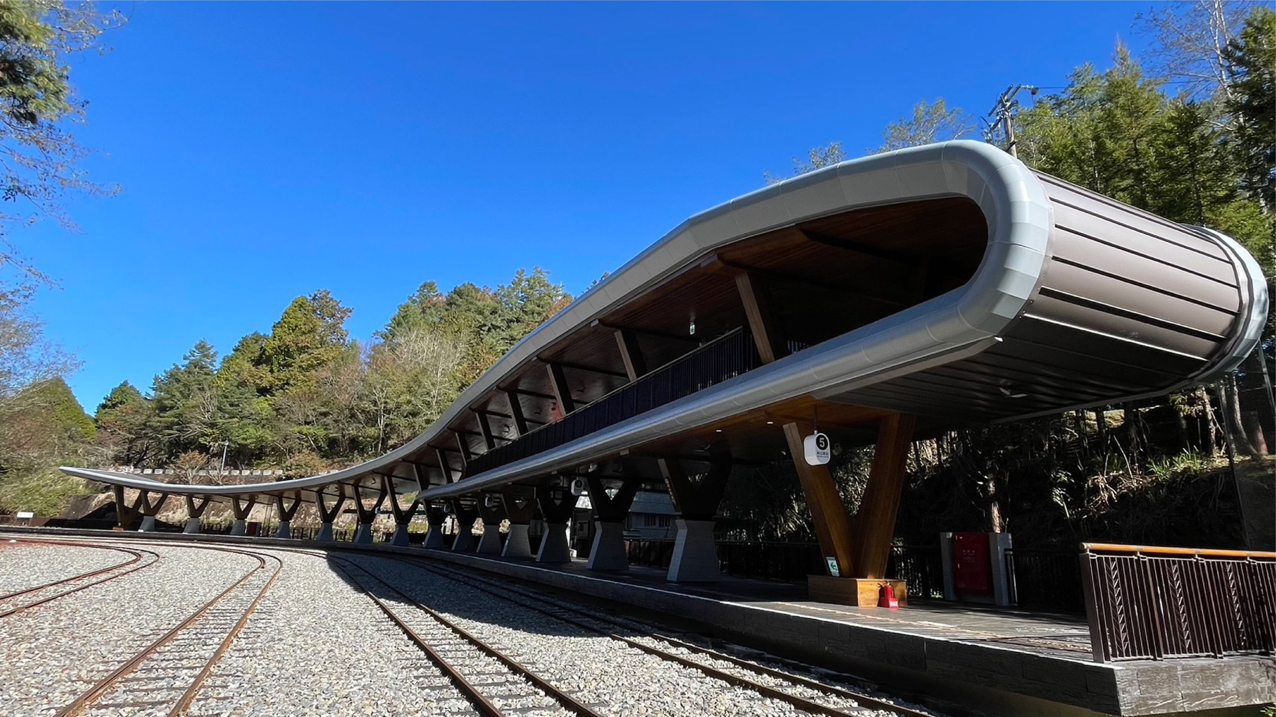 <p><strong>祝山火車站</strong></p><p>於2023年重新啟用的祝山火車站，是一棟鑽石級綠建築，在車站下方設有400噸的雨水回收池，可改善山區乾季缺水問題；此外，它也是全台第一座採用生態照明的車站，以低色溫、無藍光、分段照明、控制溢光範圍及在主樓梯屋頂設計讓紅檜生長的開口等手法，降低對環境的影響；眾多友善環境的巧思，等待您一起來發覺這座「雲頂上最美」的車站！</p>