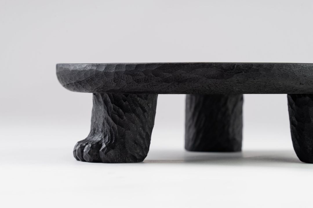 <p>三腳貓盤有四種不同材質與顏色。胡桃木、櫻桃木、香杉等木種表面塗裝使用Auro天然護木油。樟木則為染黑後使用透明漆保護，增加表面耐磨度。</p>