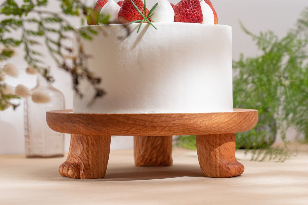 <p>三腳貓盤有四種不同材質與顏色。胡桃木、櫻桃木、香杉等木種表面塗裝使用Auro天然護木油。樟木則為染黑後使用透明漆保護，增加表面耐磨度。</p>