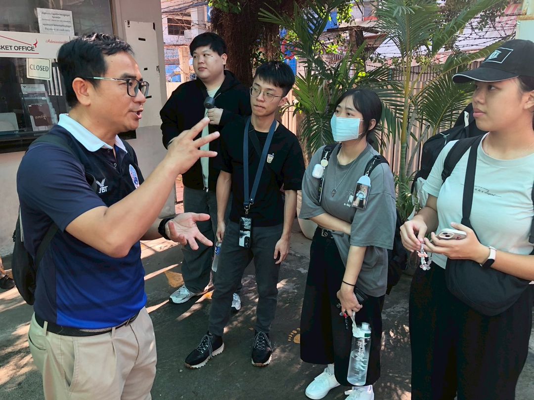 <p><strong>學員在金邊的吐斯廉屠殺博物館聽解說，並從紅色高棉歷史中，理解和平的可貴</strong></p>