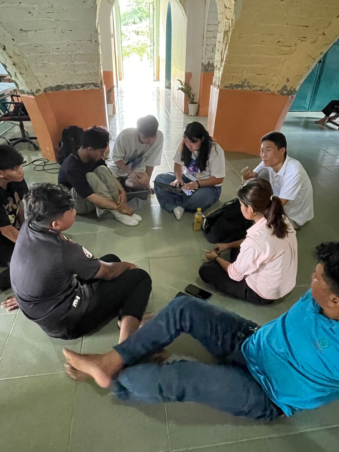 <p><strong>負責農產品品牌化的學員正在討論方案，並邀請柬國青年一同設計商標</strong></p>